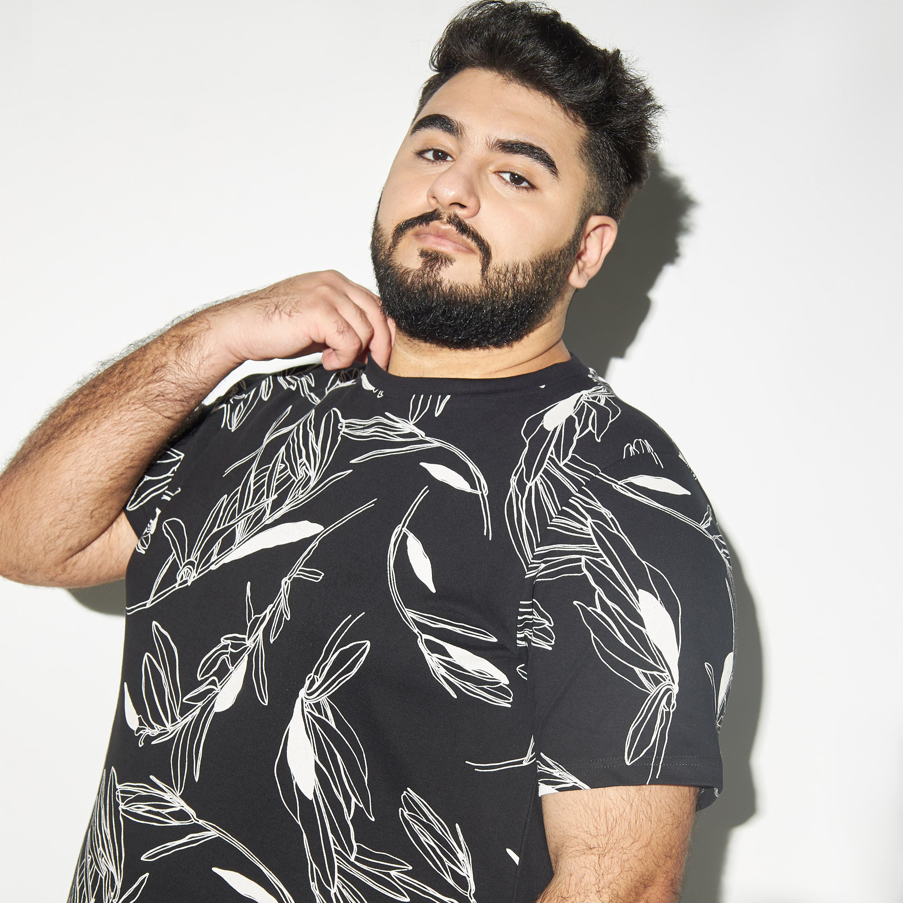 تيشيرت بياقة ضيّقة وأكمام قصيرة وطبعات-men-clothing-tshirtsandpolos-tshirts-image-4