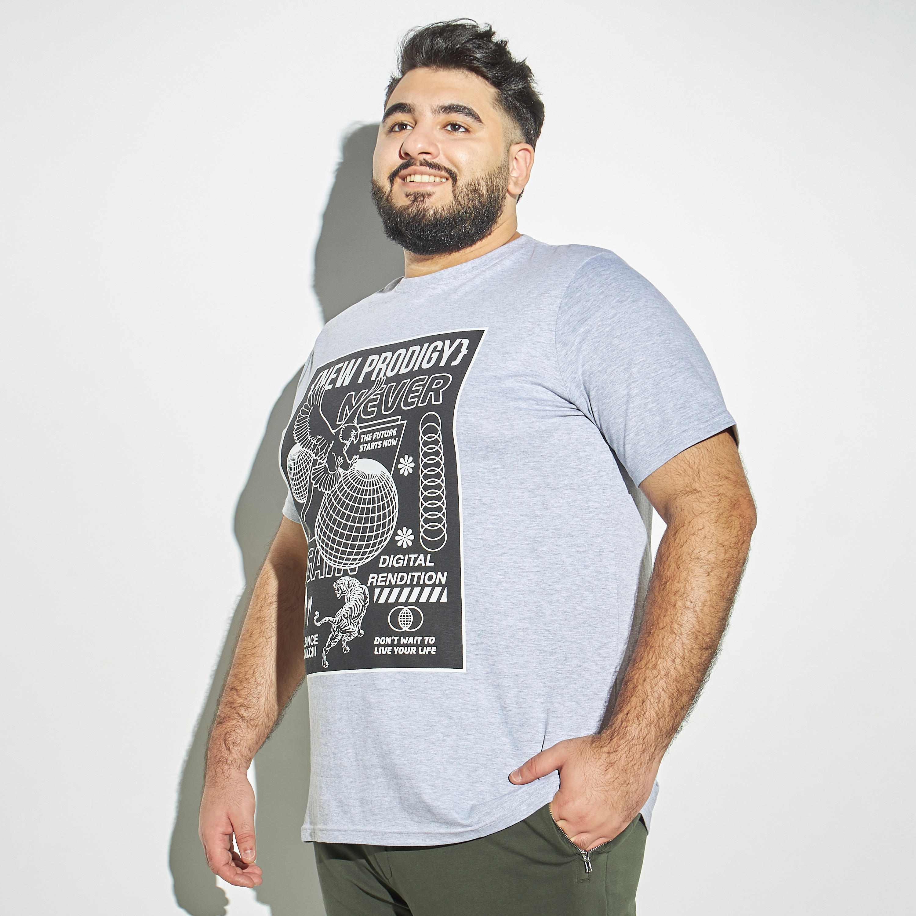 تيشيرت مقاس كبير بياقة ضيّقة وأكمام قصيرة وطبعات جرافيك-men-clothing-tshirtsandpolos-tshirts-image-1