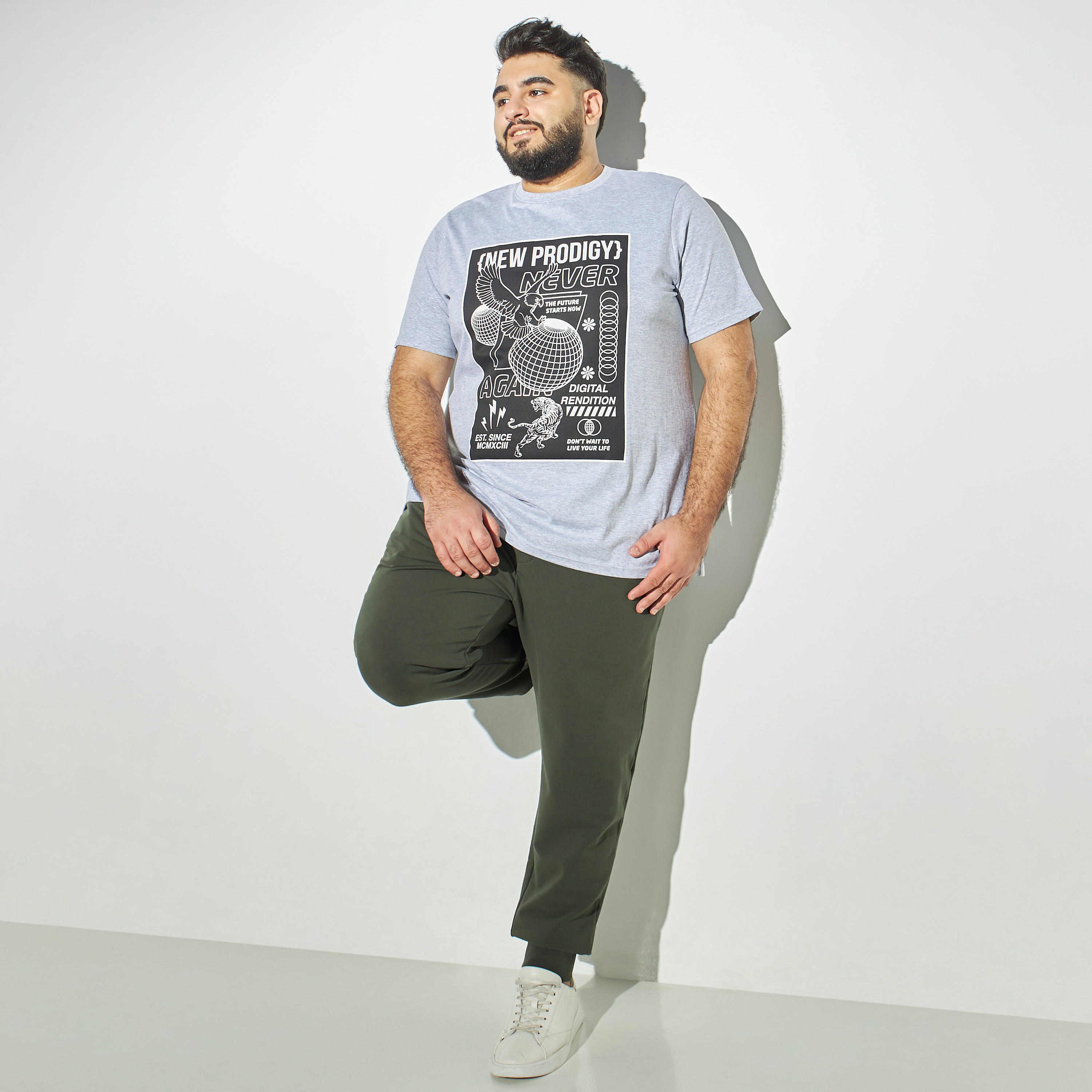 تيشيرت مقاس كبير بياقة ضيّقة وأكمام قصيرة وطبعات جرافيك-men-clothing-tshirtsandpolos-tshirts-image-2