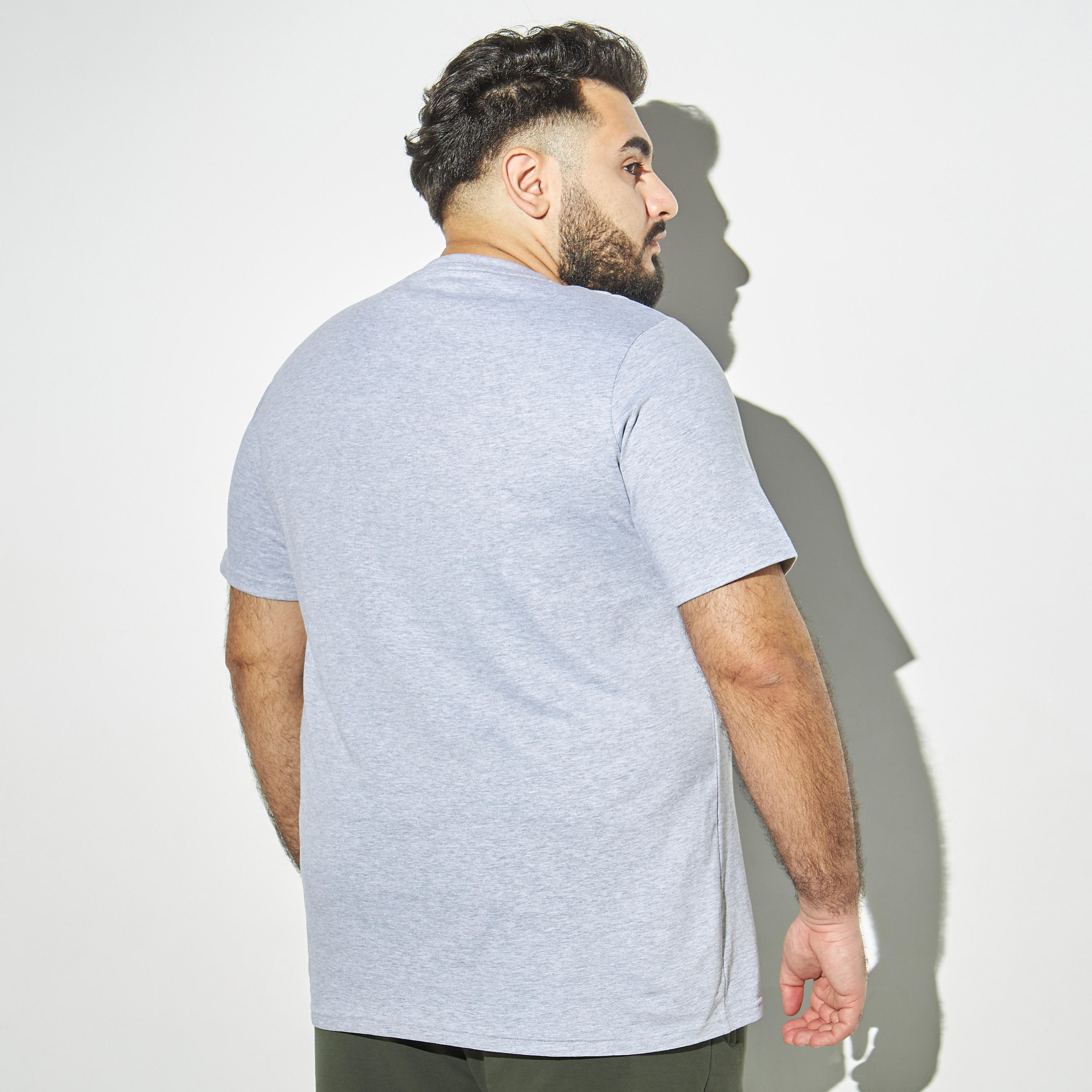 تيشيرت مقاس كبير بياقة ضيّقة وأكمام قصيرة وطبعات جرافيك-men-clothing-tshirtsandpolos-tshirts-image-3