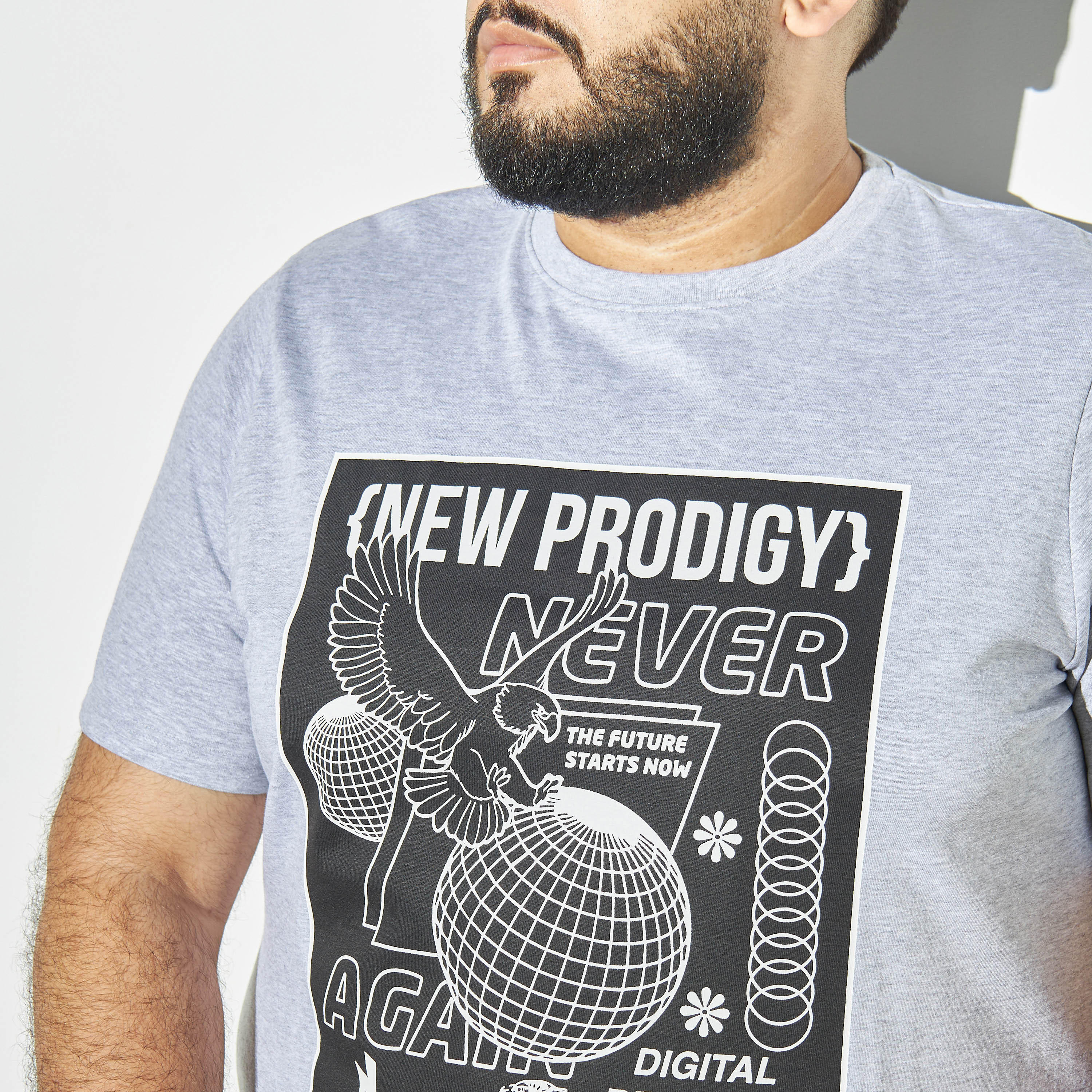 تيشيرت مقاس كبير بياقة ضيّقة وأكمام قصيرة وطبعات جرافيك-men-clothing-tshirtsandpolos-tshirts-image-4