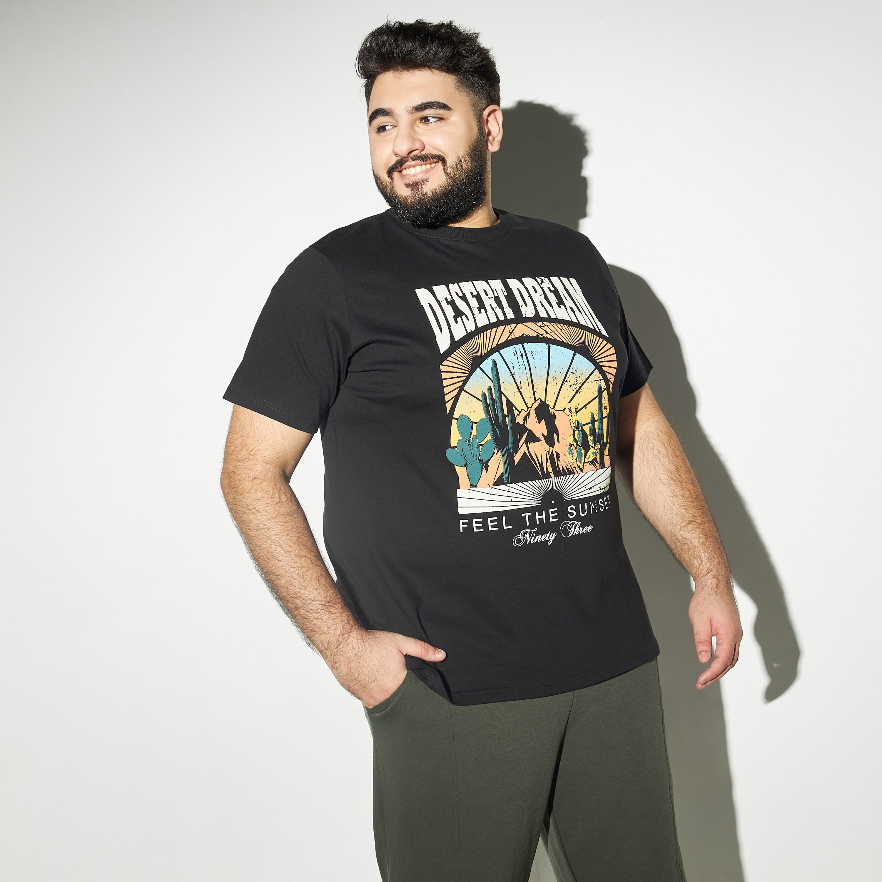 تيشيرت مقاس كبير بطبعات وياقة ضيّقة وأكمام قصيرة-men-clothing-tshirtsandpolos-tshirts-image-1