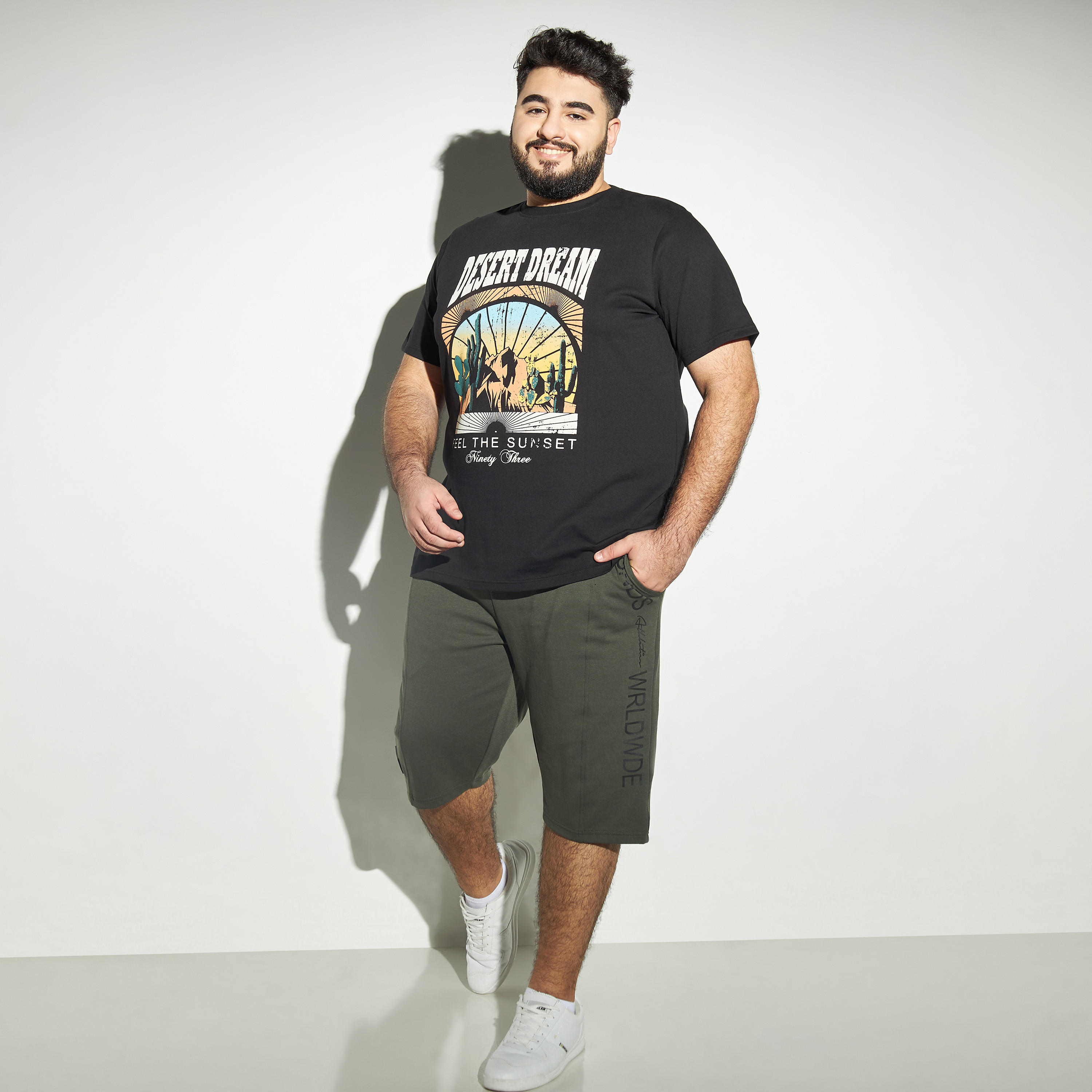تيشيرت مقاس كبير بطبعات وياقة ضيّقة وأكمام قصيرة-men-clothing-tshirtsandpolos-tshirts-image-2