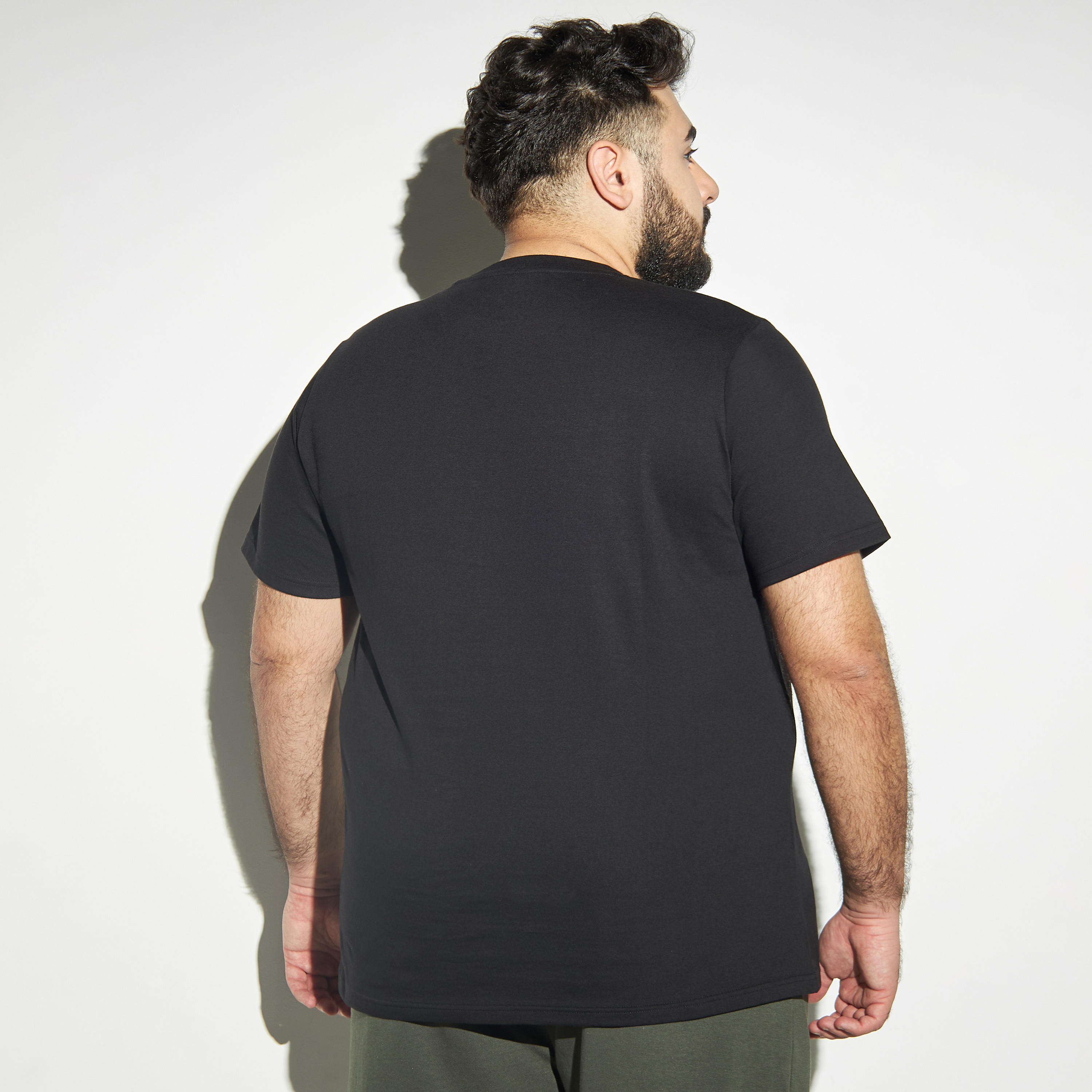 تيشيرت مقاس كبير بطبعات وياقة ضيّقة وأكمام قصيرة-men-clothing-tshirtsandpolos-tshirts-image-3