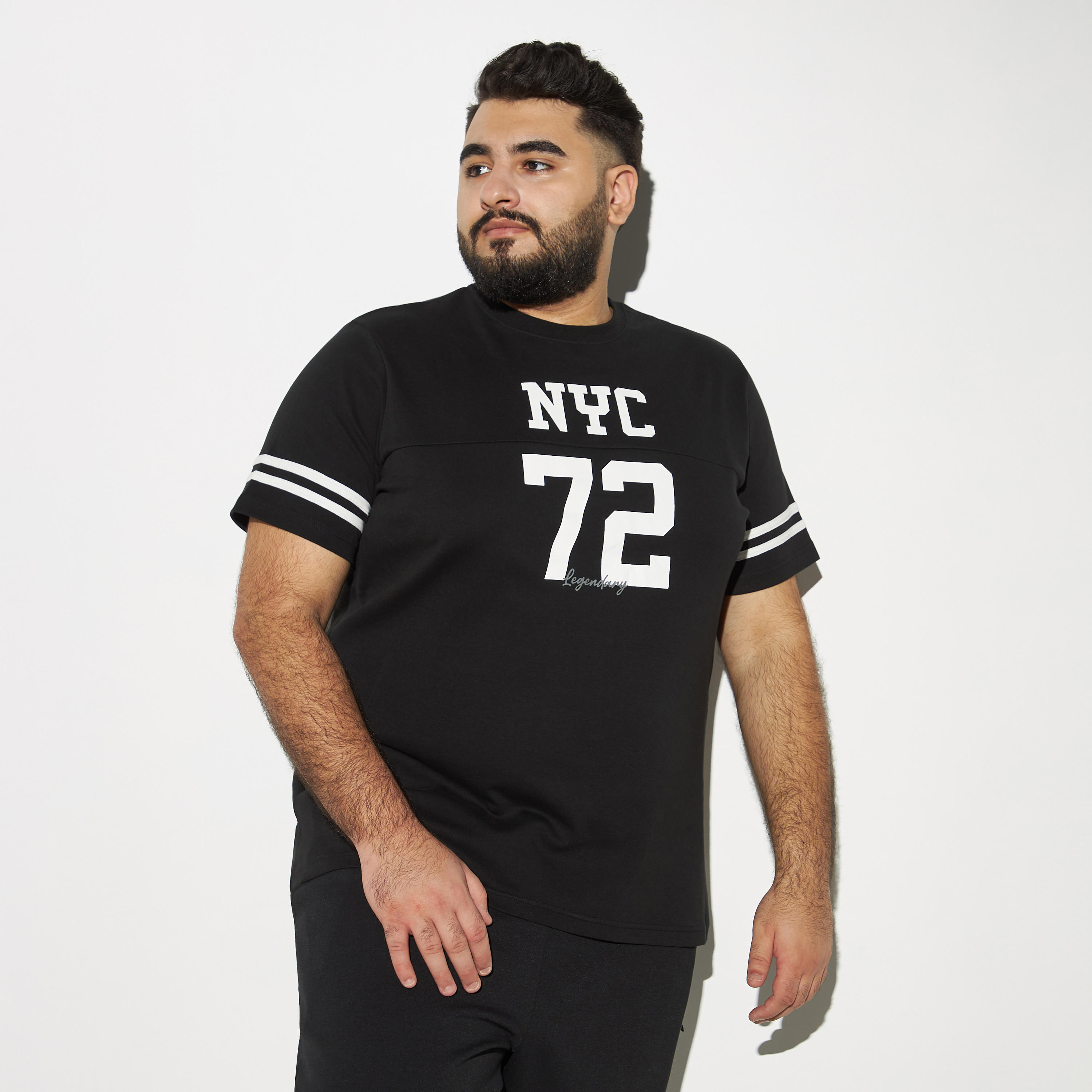 تيشيرت بياقة ضيّقة وأكمام قصيرة وطبعات-men-clothing-tshirtsandpolos-tshirts-image-1