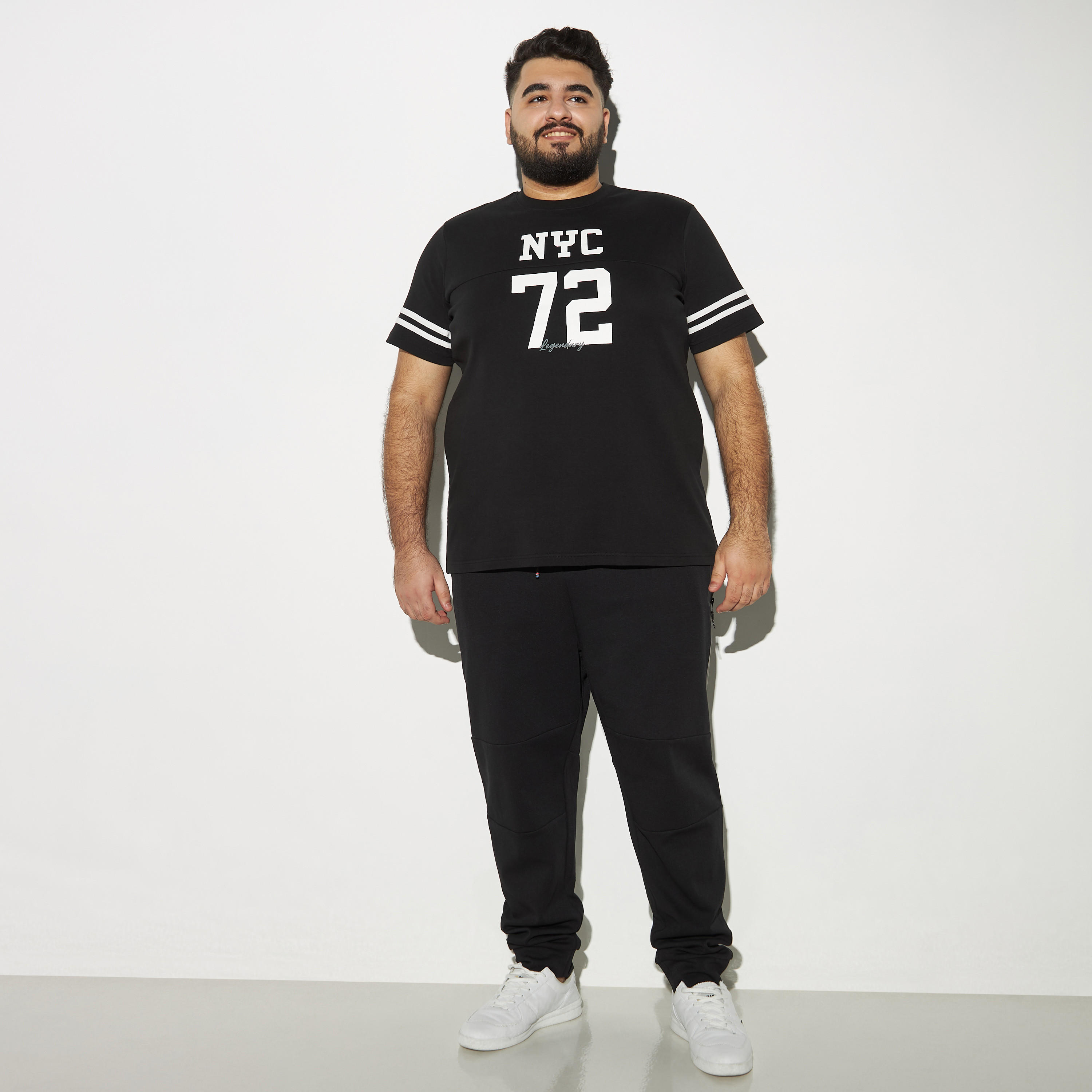تيشيرت بياقة ضيّقة وأكمام قصيرة وطبعات-men-clothing-tshirtsandpolos-tshirts-image-2