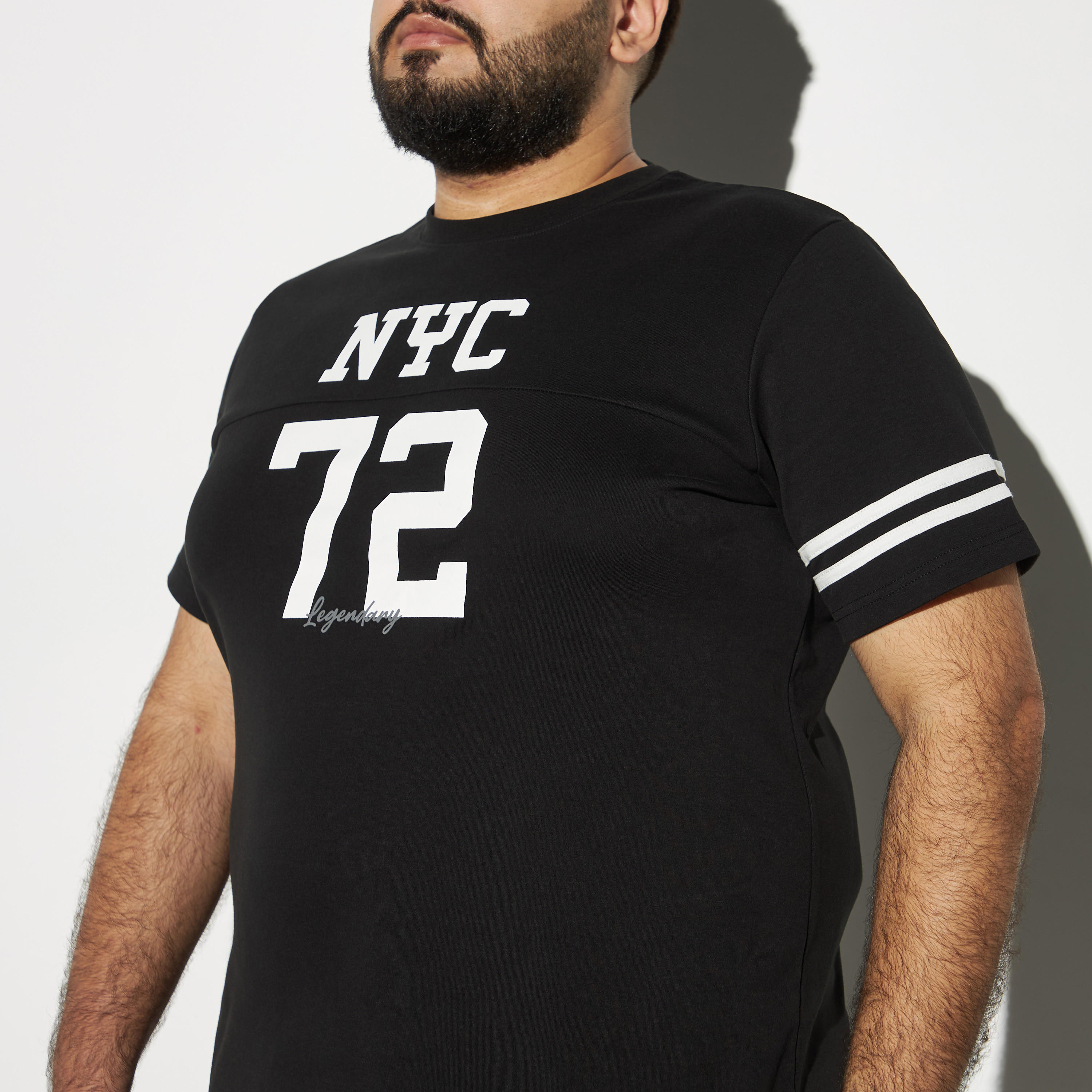 تيشيرت بياقة ضيّقة وأكمام قصيرة وطبعات-men-clothing-tshirtsandpolos-tshirts-image-3