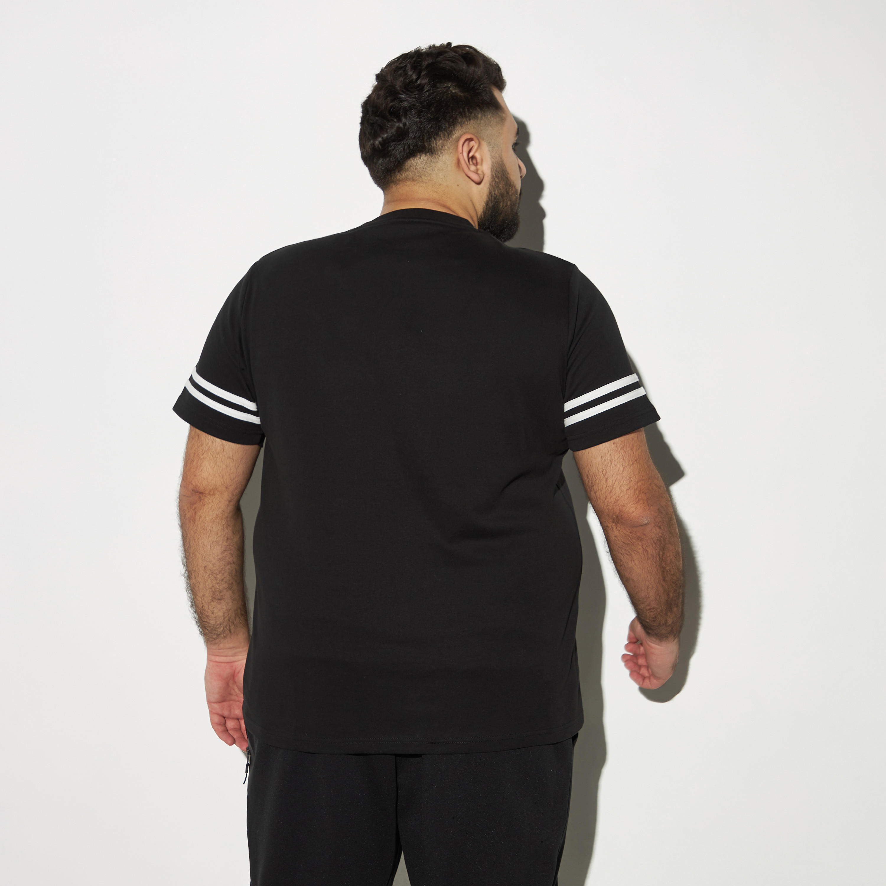 تيشيرت بياقة ضيّقة وأكمام قصيرة وطبعات-men-clothing-tshirtsandpolos-tshirts-image-4