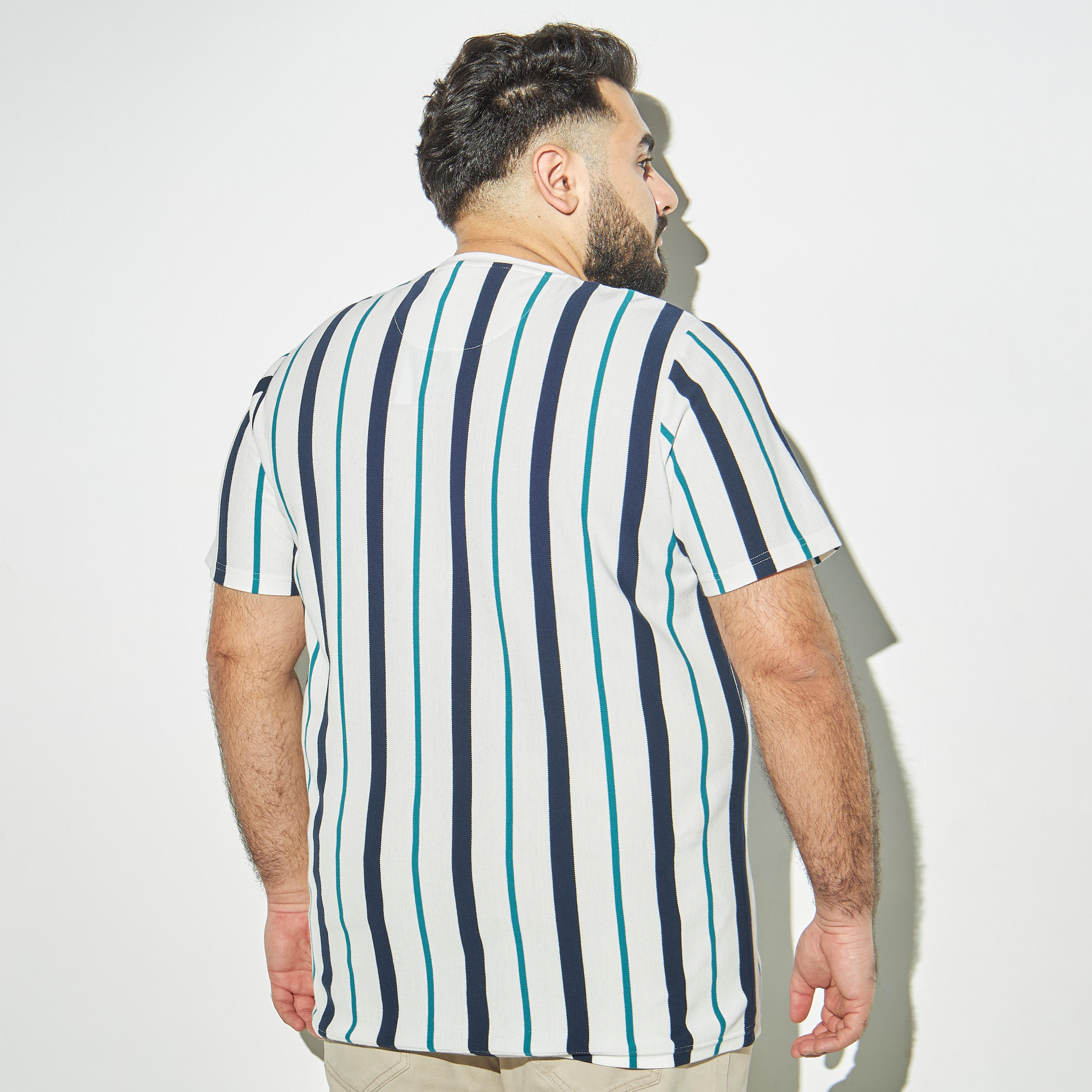 تيشيرت مقاس كبير مقلّم بياقة ضيقة-men-clothing-tshirtsandpolos-tshirts-image-2