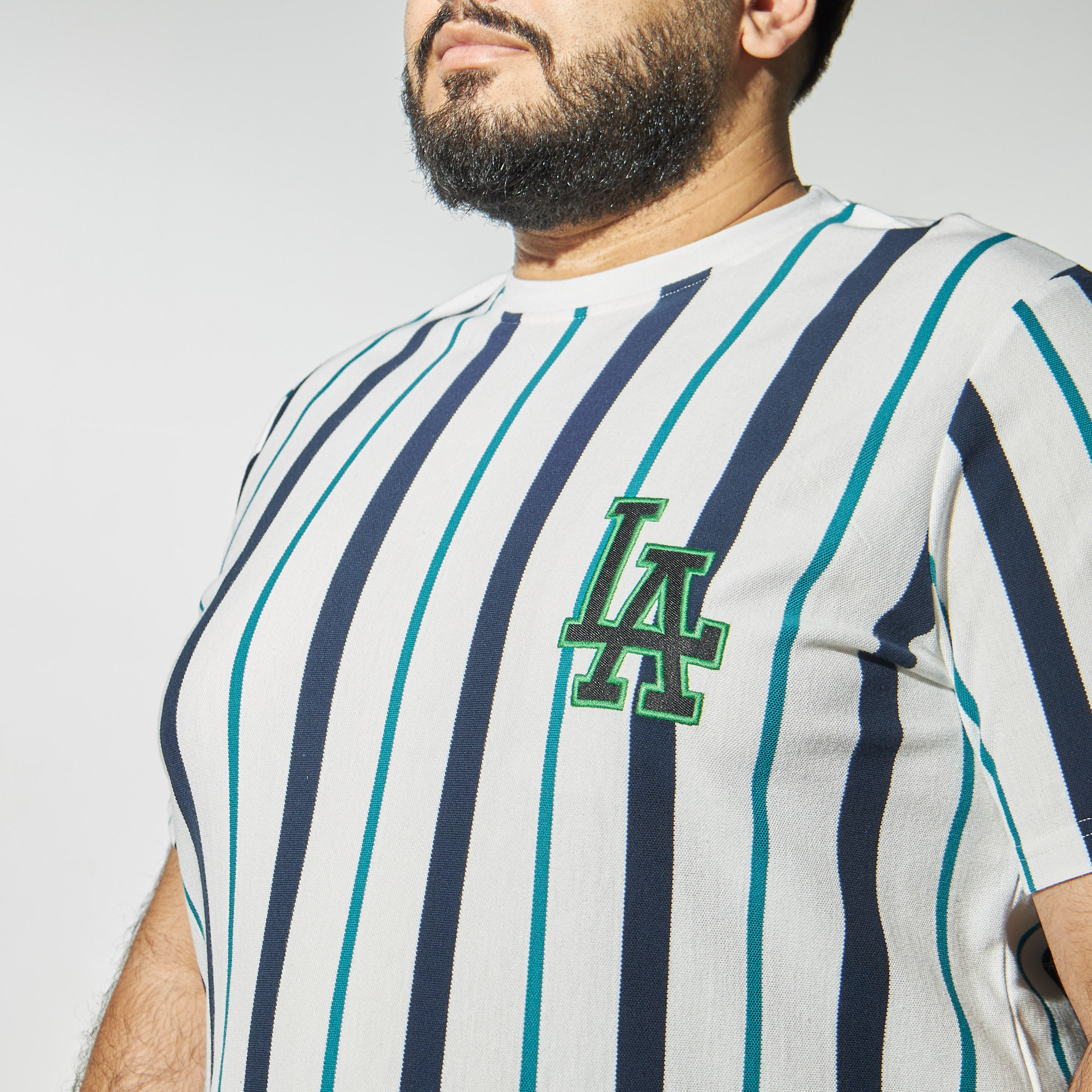 تيشيرت مقاس كبير مقلّم بياقة ضيقة-men-clothing-tshirtsandpolos-tshirts-image-1