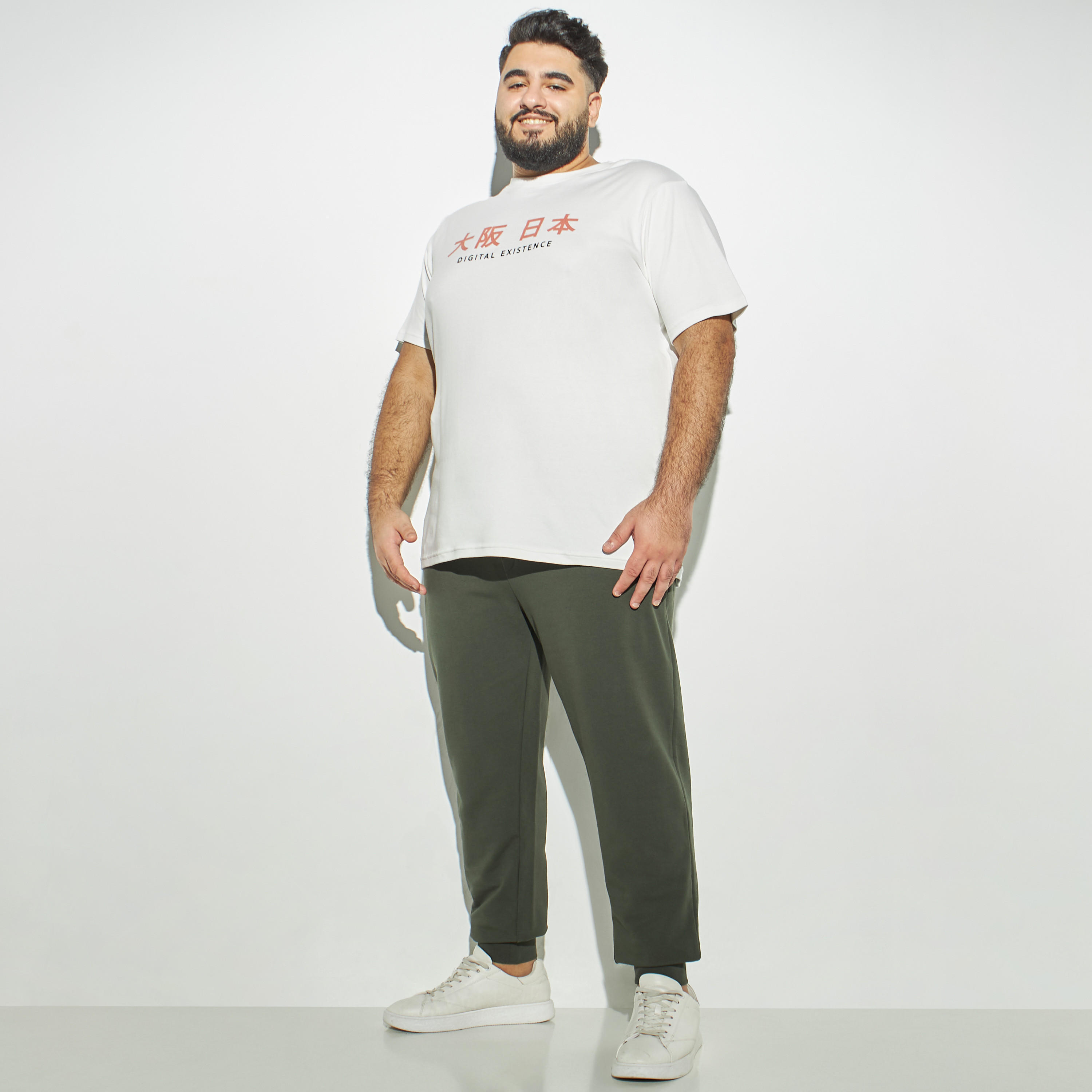 تيشيرت مقاس كبير بياقة ضيّقة وأكمام قصيرة وطبعات جرافيك-men-clothing-tshirtsandpolos-tshirts-image-2