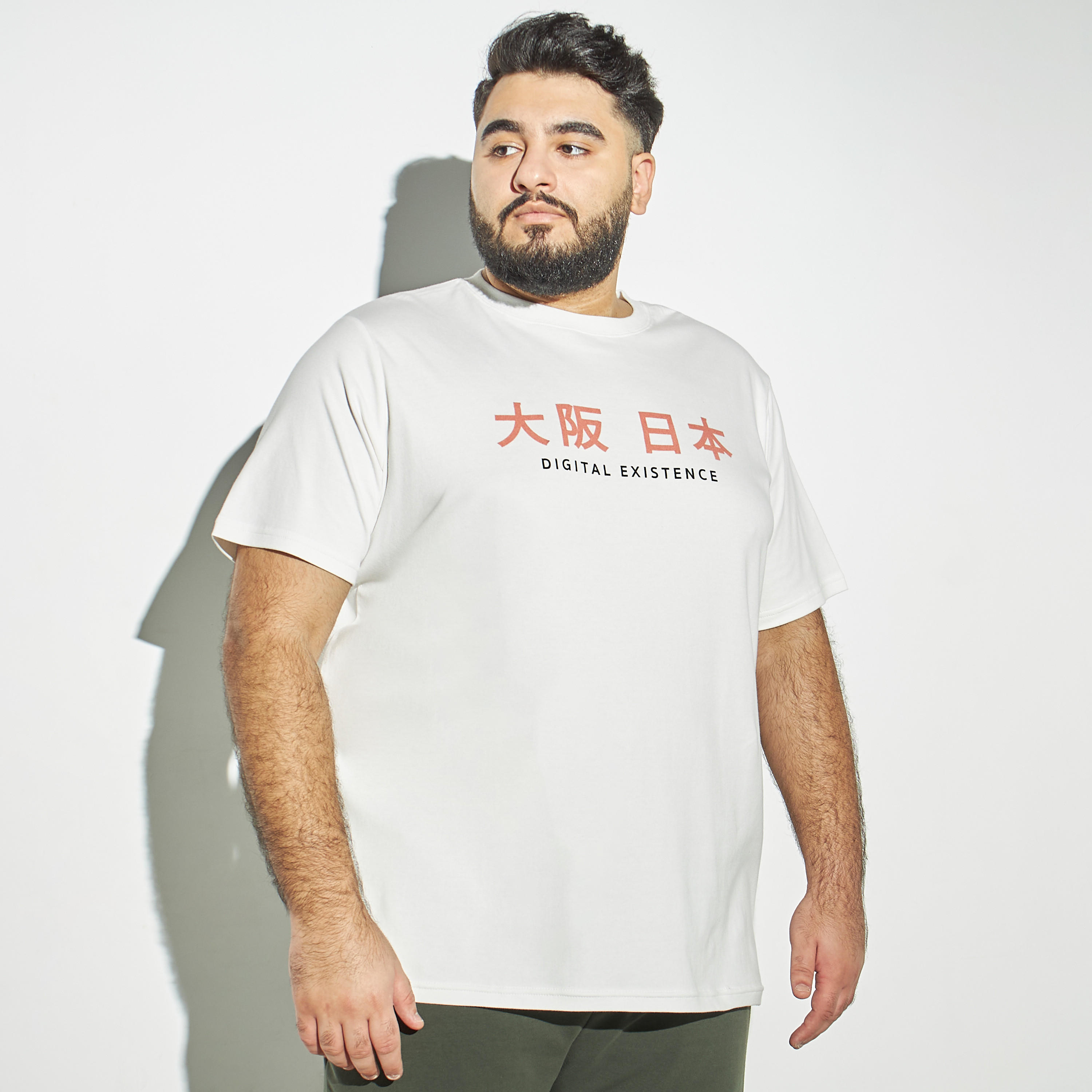 تيشيرت مقاس كبير بياقة ضيّقة وأكمام قصيرة وطبعات جرافيك-men-clothing-tshirtsandpolos-tshirts-image-3