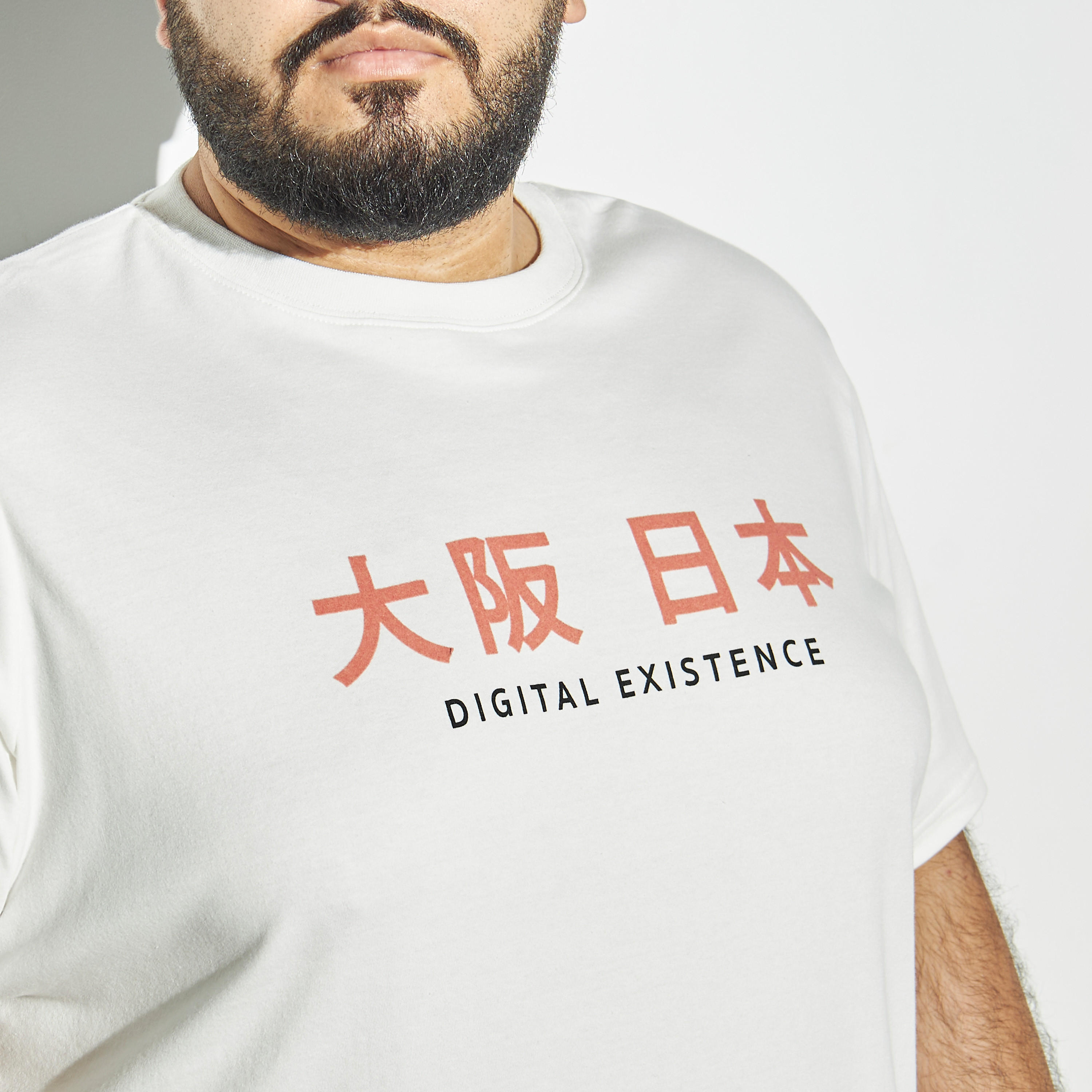 تيشيرت مقاس كبير بياقة ضيّقة وأكمام قصيرة وطبعات جرافيك-men-clothing-tshirtsandpolos-tshirts-image-4