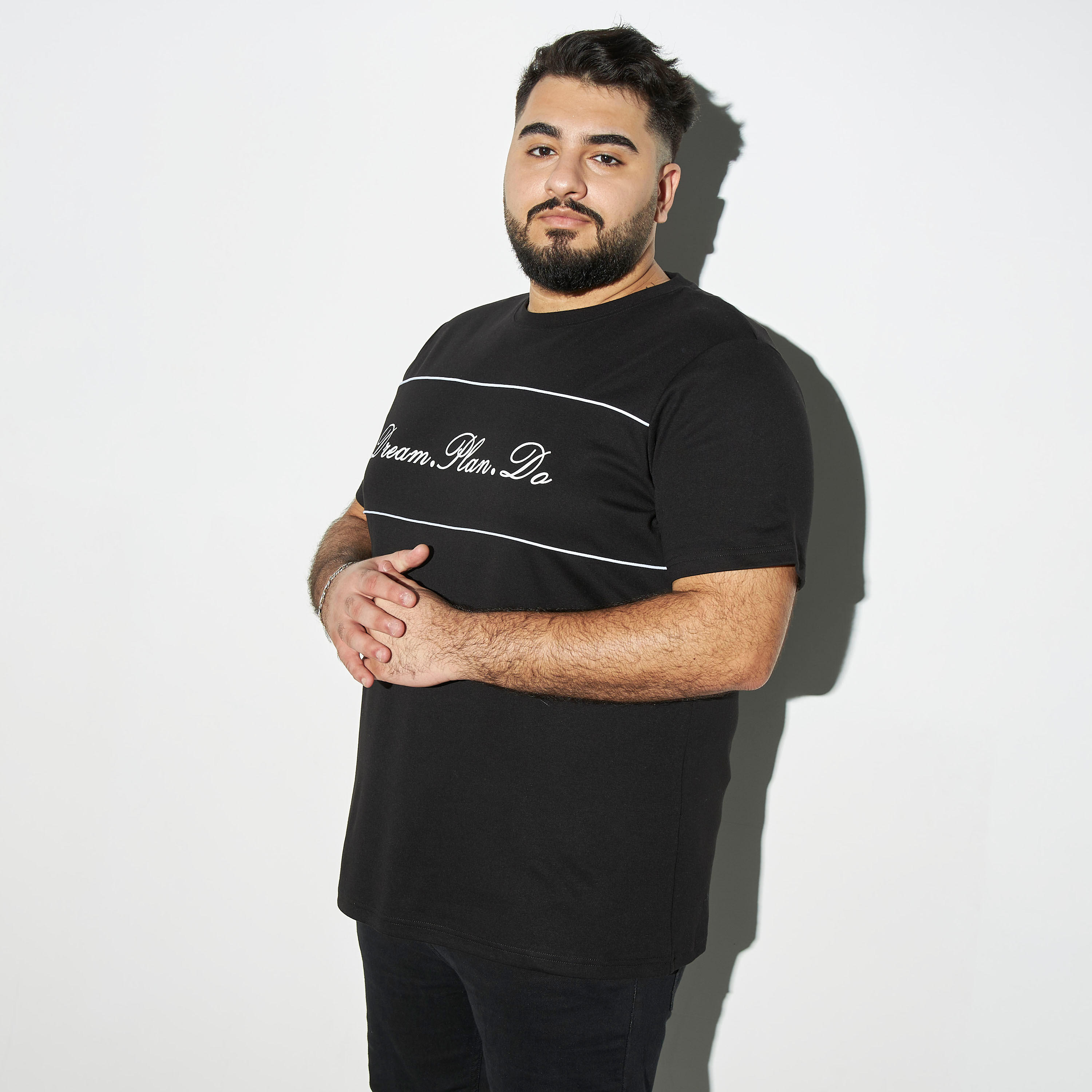 تيشيرت مقاس كبير بأكمام قصيرة وياقة ضيقة وطبعات-men-clothing-tshirtsandpolos-tshirts-image-1