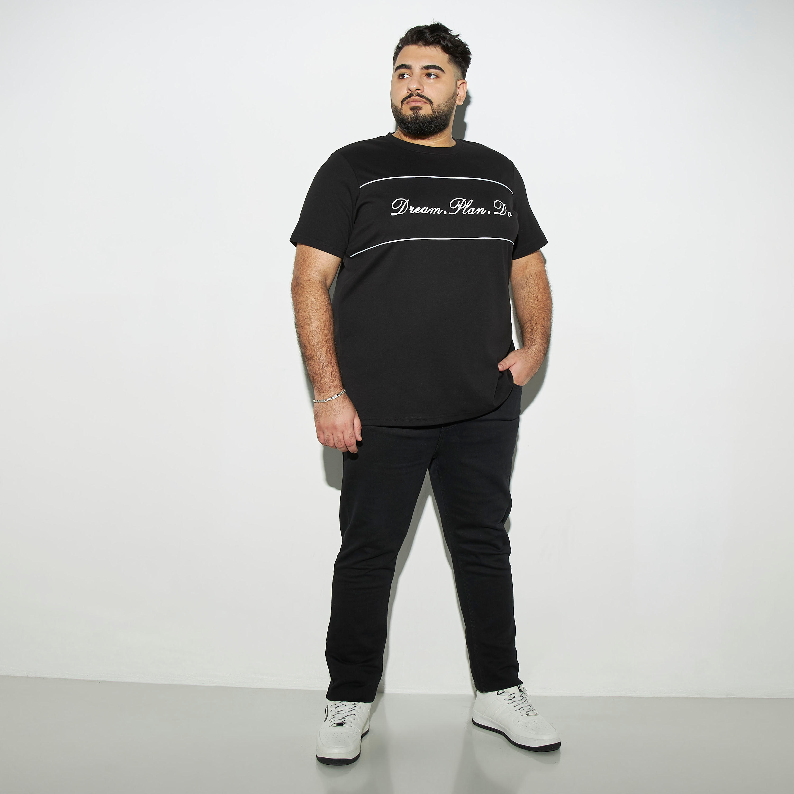 تيشيرت مقاس كبير بأكمام قصيرة وياقة ضيقة وطبعات-men-clothing-tshirtsandpolos-tshirts-image-2