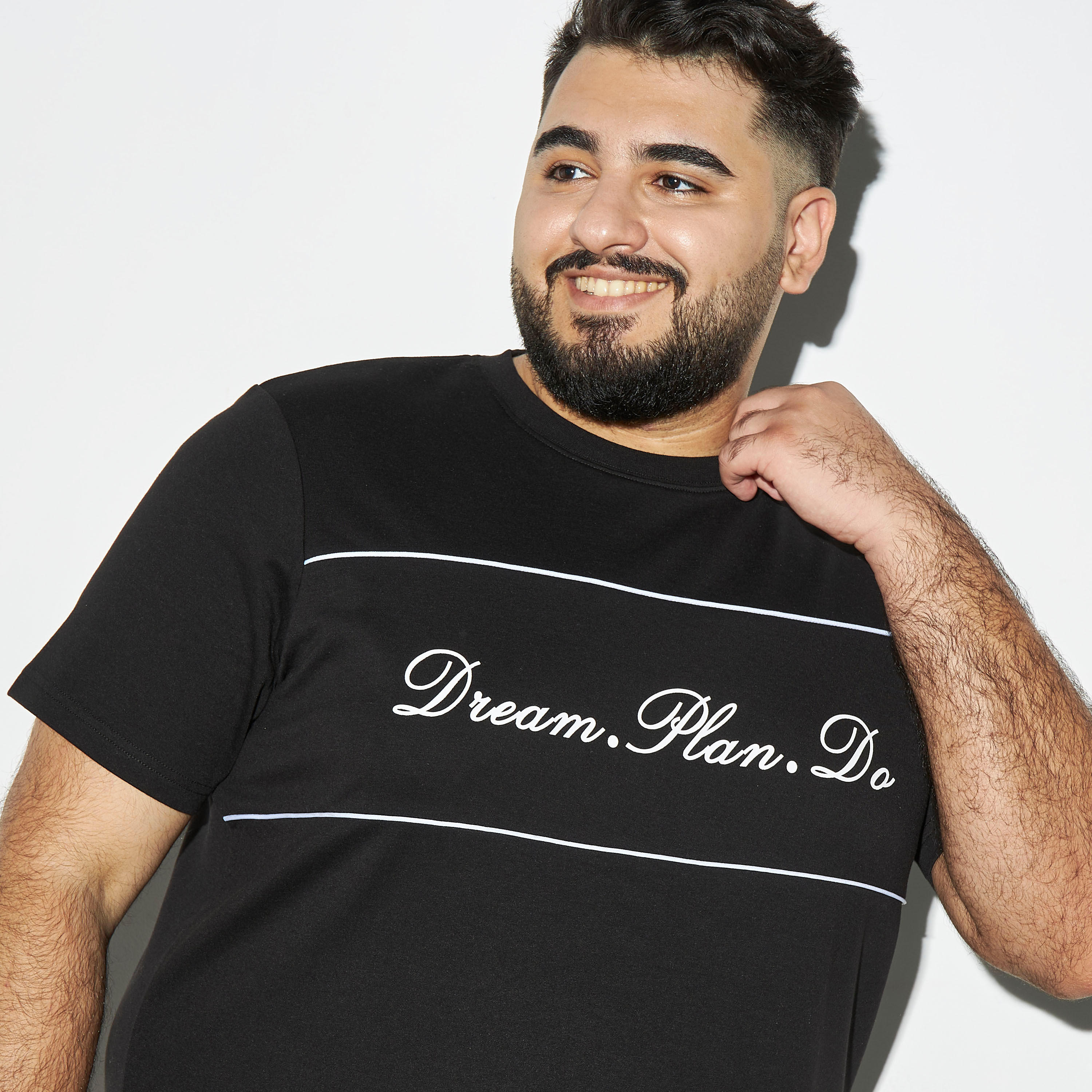 تيشيرت مقاس كبير بأكمام قصيرة وياقة ضيقة وطبعات-men-clothing-tshirtsandpolos-tshirts-image-4