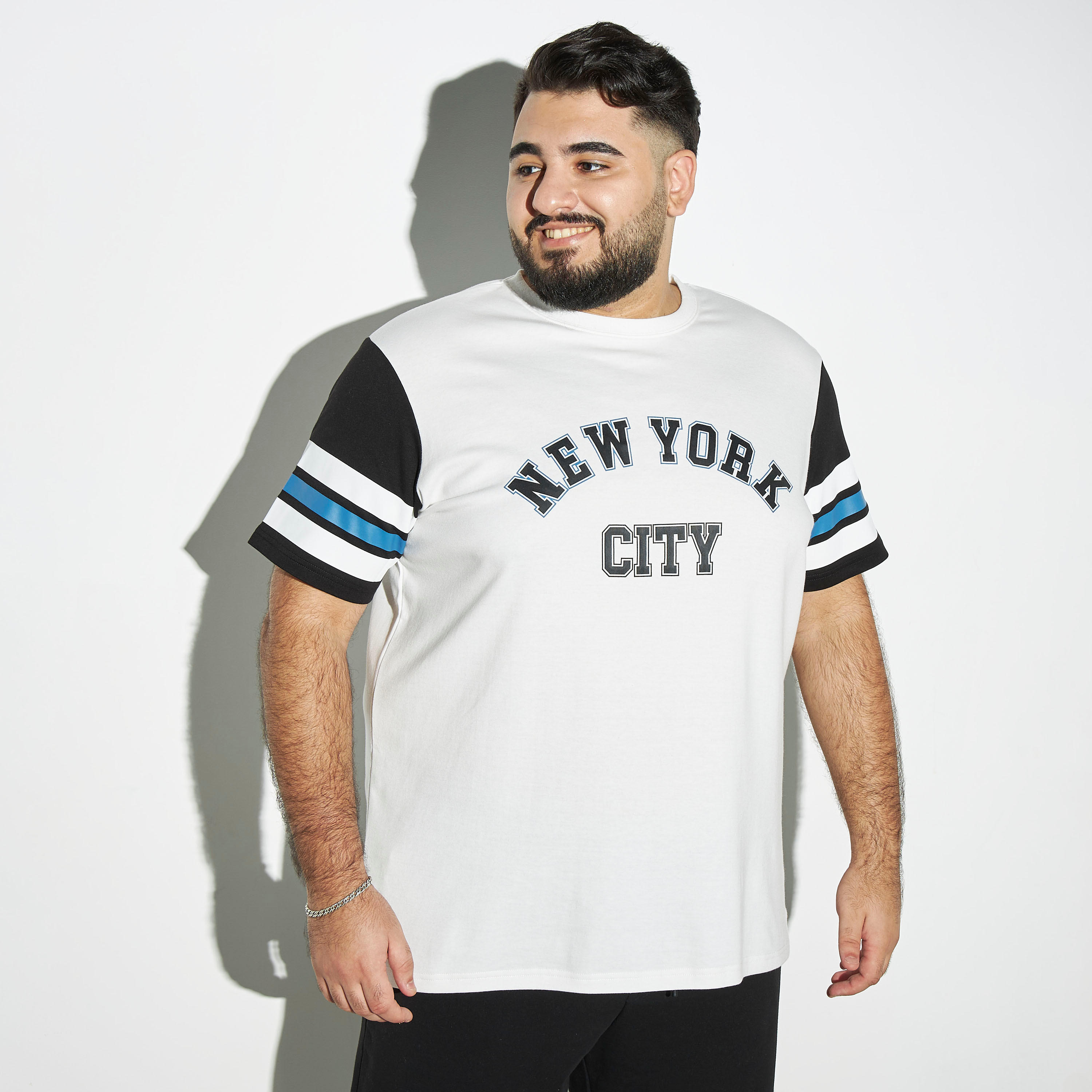 تيشيرت مقاس كبير بياقة ضيّقة وأكمام قصيرة وطبعات-men-clothing-tshirtsandpolos-tshirts-image-1