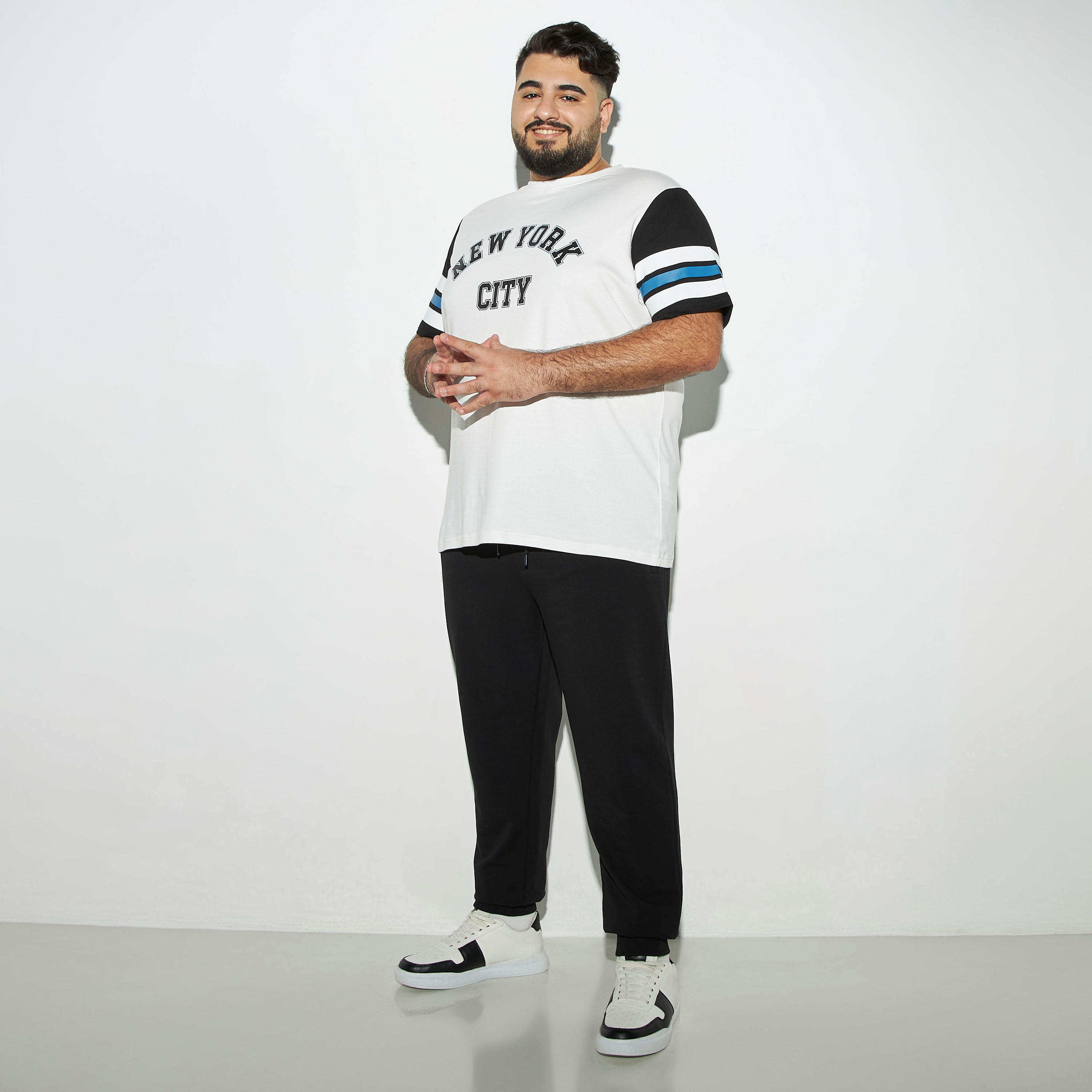 تيشيرت مقاس كبير بياقة ضيّقة وأكمام قصيرة وطبعات-men-clothing-tshirtsandpolos-tshirts-image-2