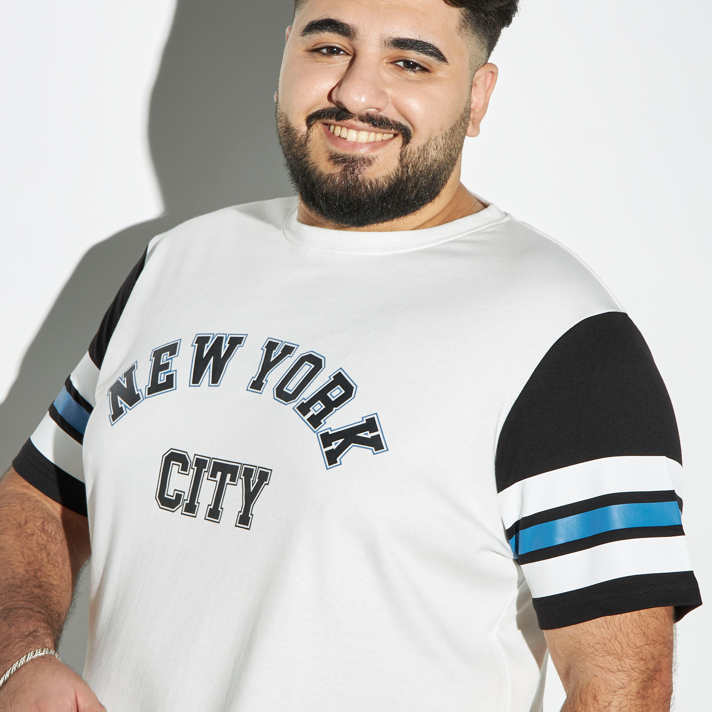 تيشيرت مقاس كبير بياقة ضيّقة وأكمام قصيرة وطبعات-men-clothing-tshirtsandpolos-tshirts-image-4