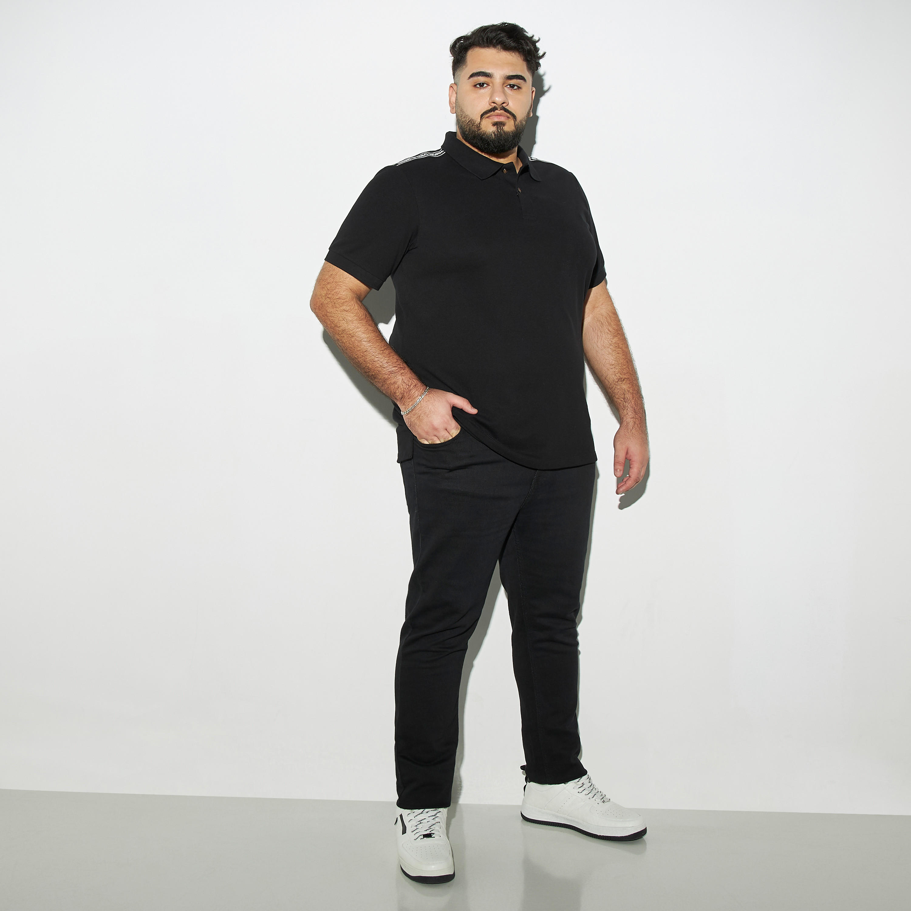 تيشيرت بولو مقاس كبير بأكمام قصيرة وتفاصيل شريط-men-clothing-tshirtsandpolos-polos-image-2