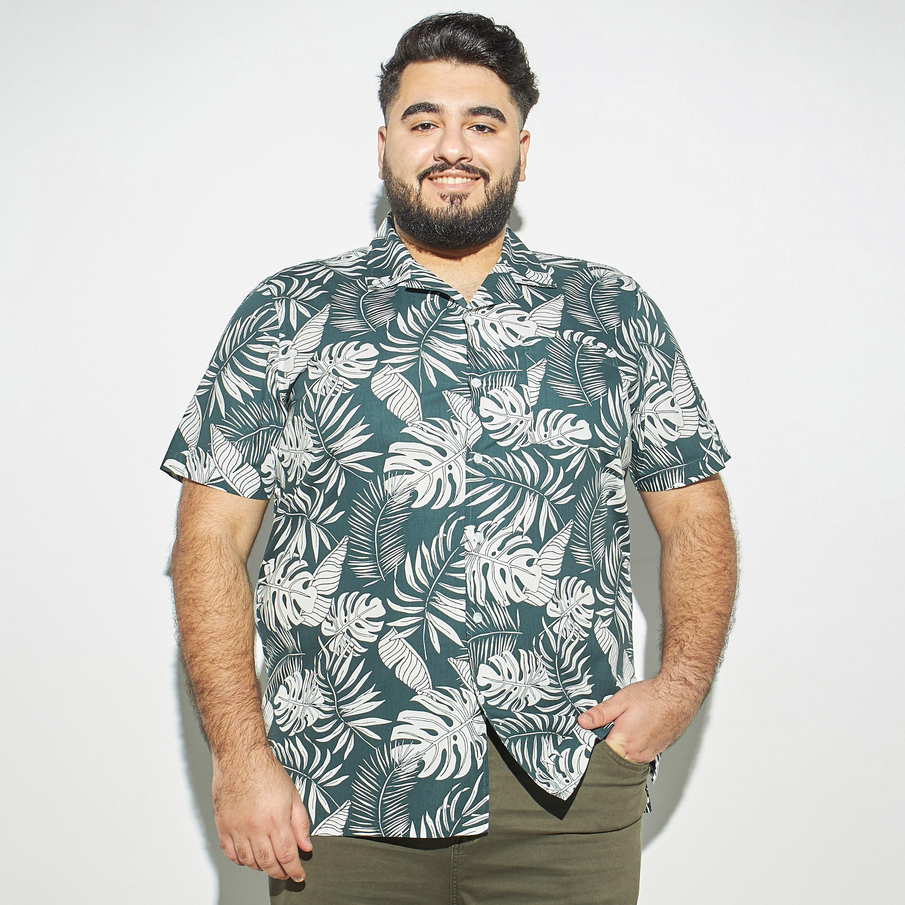 قميص مقاس كبير بياقة كامب وجيب وطبعات-men-clothing-shirts-image-1