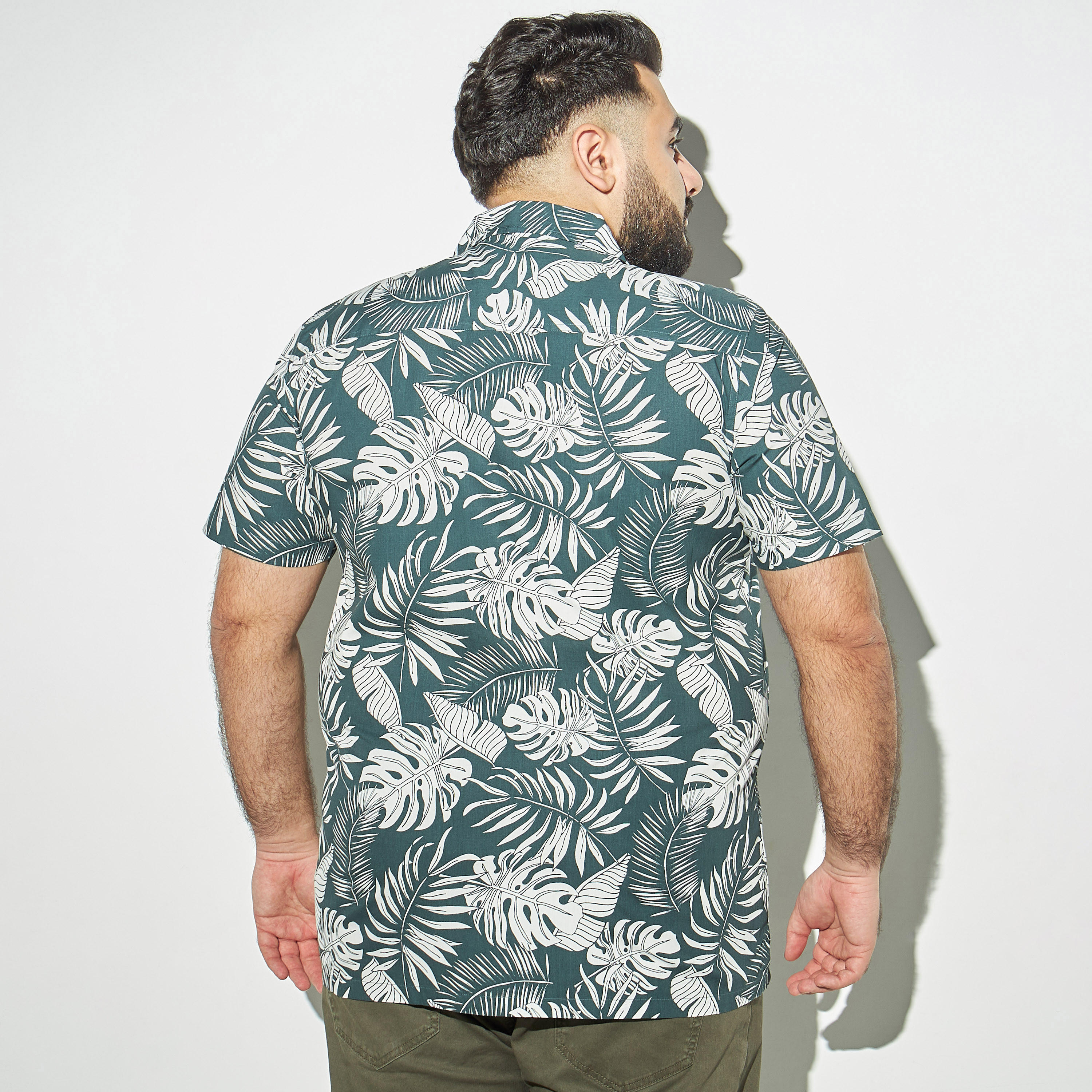 قميص مقاس كبير بياقة كامب وجيب وطبعات-men-clothing-shirts-image-3