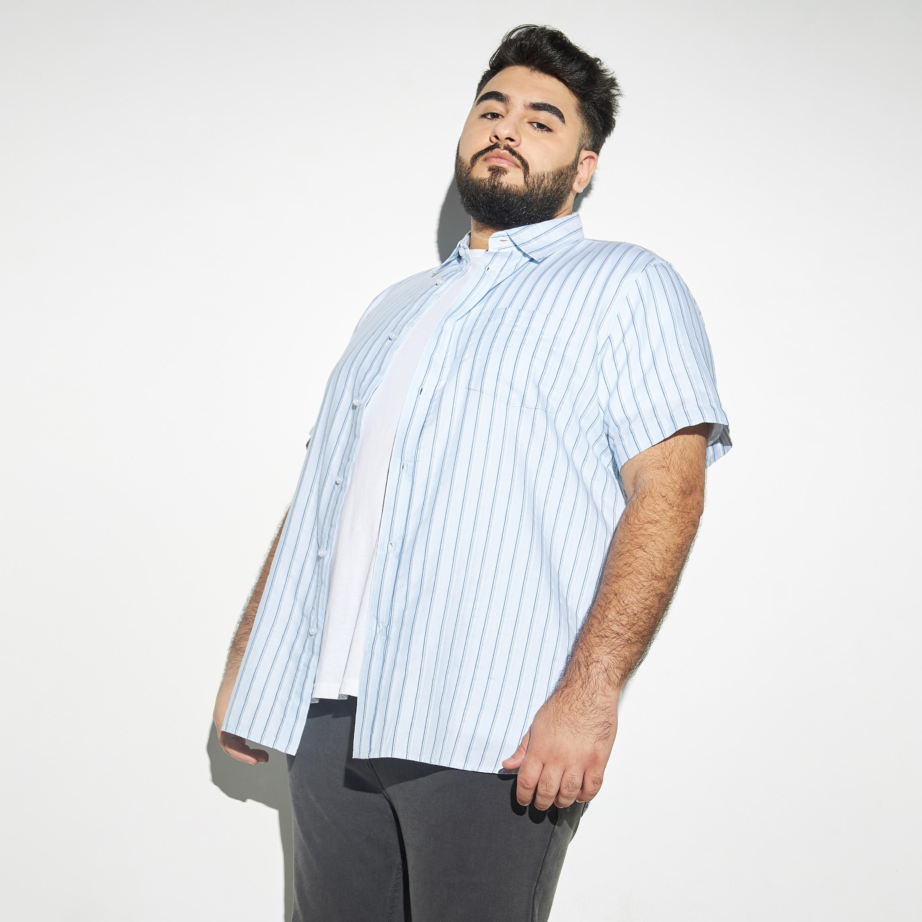 قميص مخطط مقاس كبير بأكمام قصيرة وجيب على الصدر-men-clothing-shirts-image-1