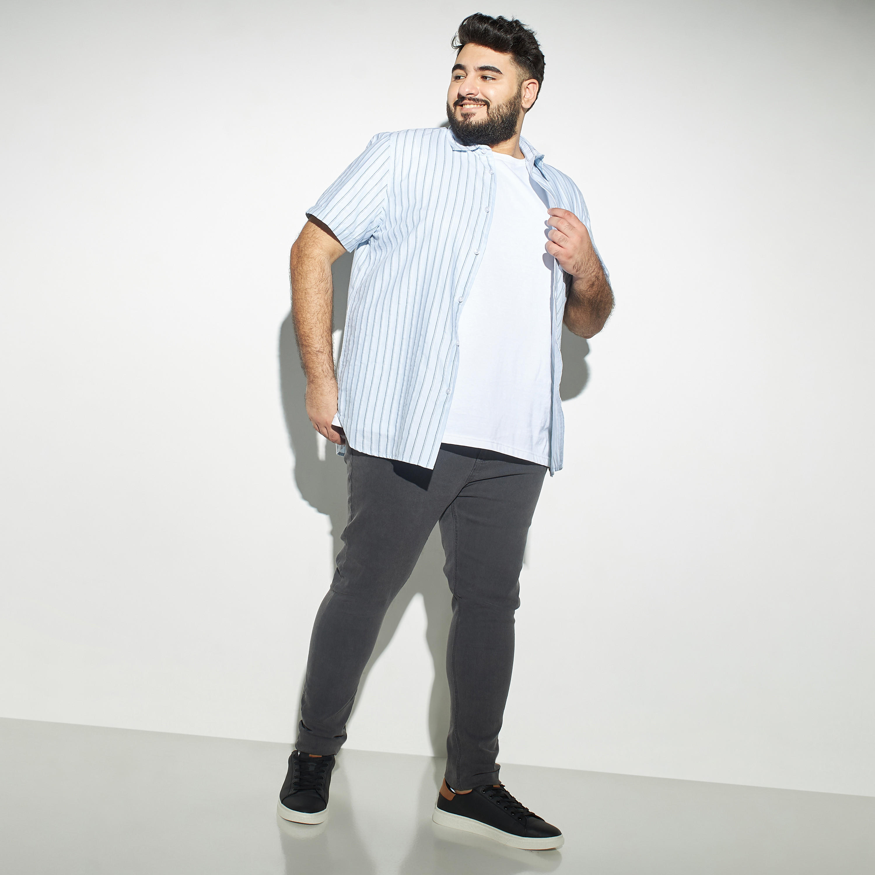 قميص مخطط مقاس كبير بأكمام قصيرة وجيب على الصدر-men-clothing-shirts-image-2