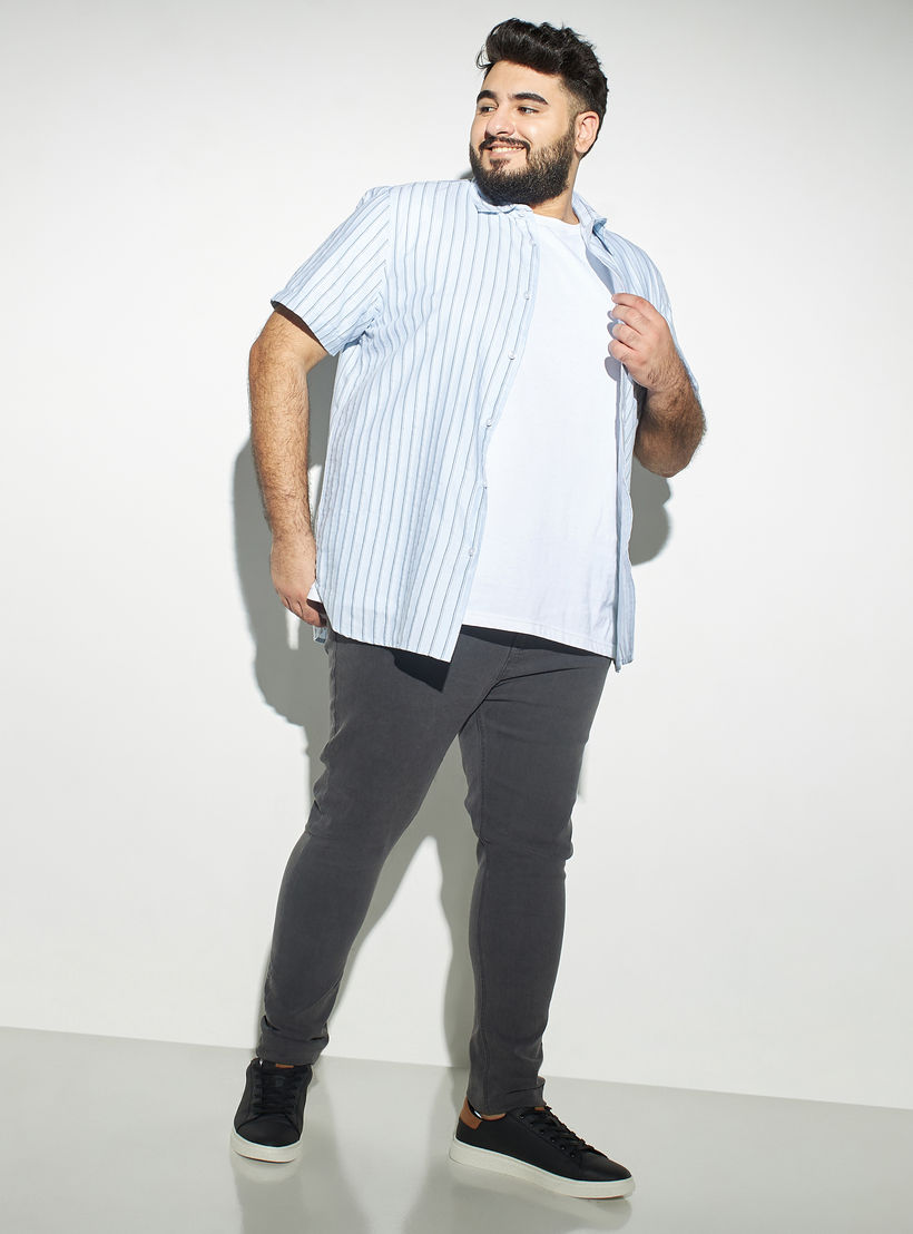 قميص مخطط مقاس كبير بأكمام قصيرة وجيب على الصدر-men-clothing-shirts-image-2