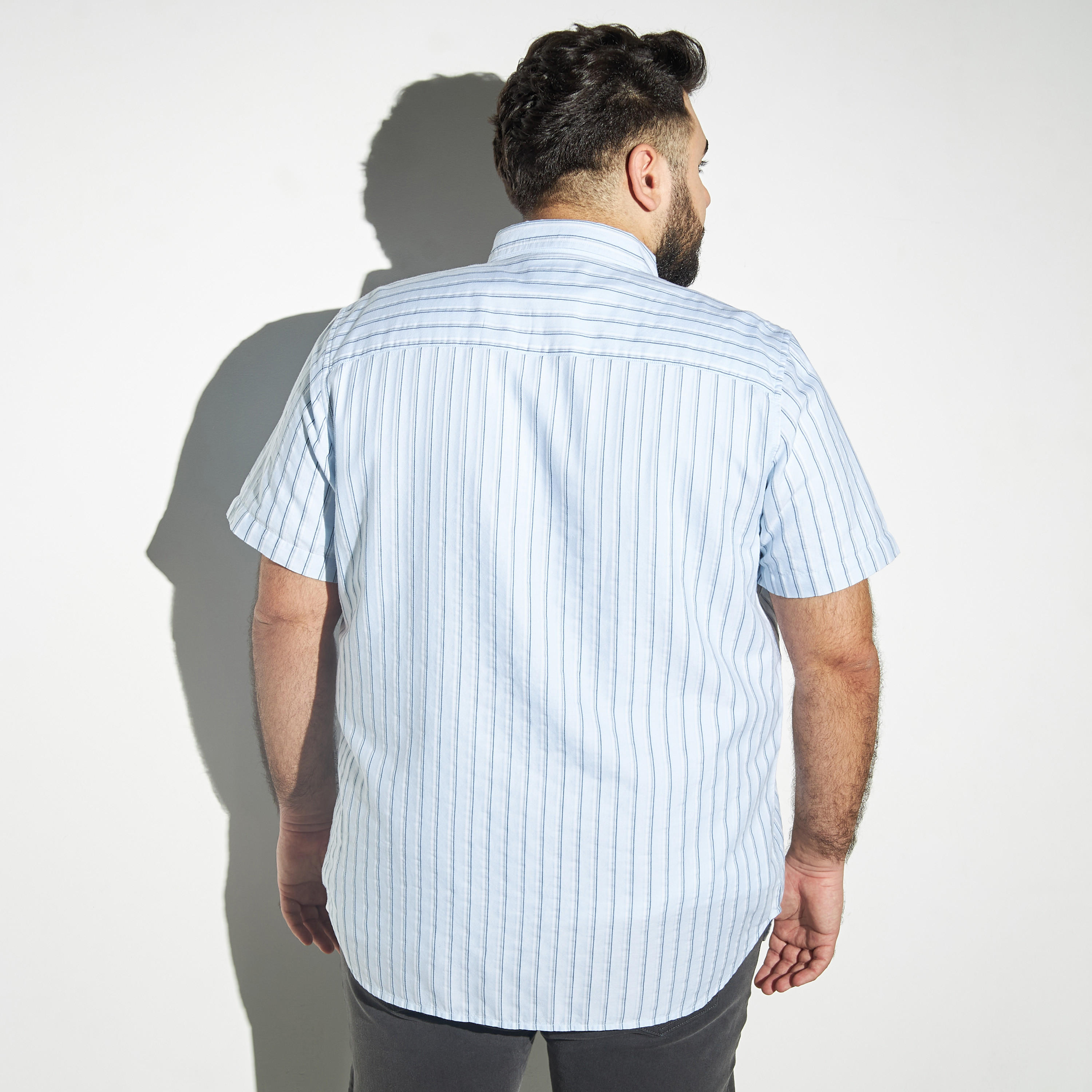 قميص مخطط مقاس كبير بأكمام قصيرة وجيب على الصدر-men-clothing-shirts-image-3