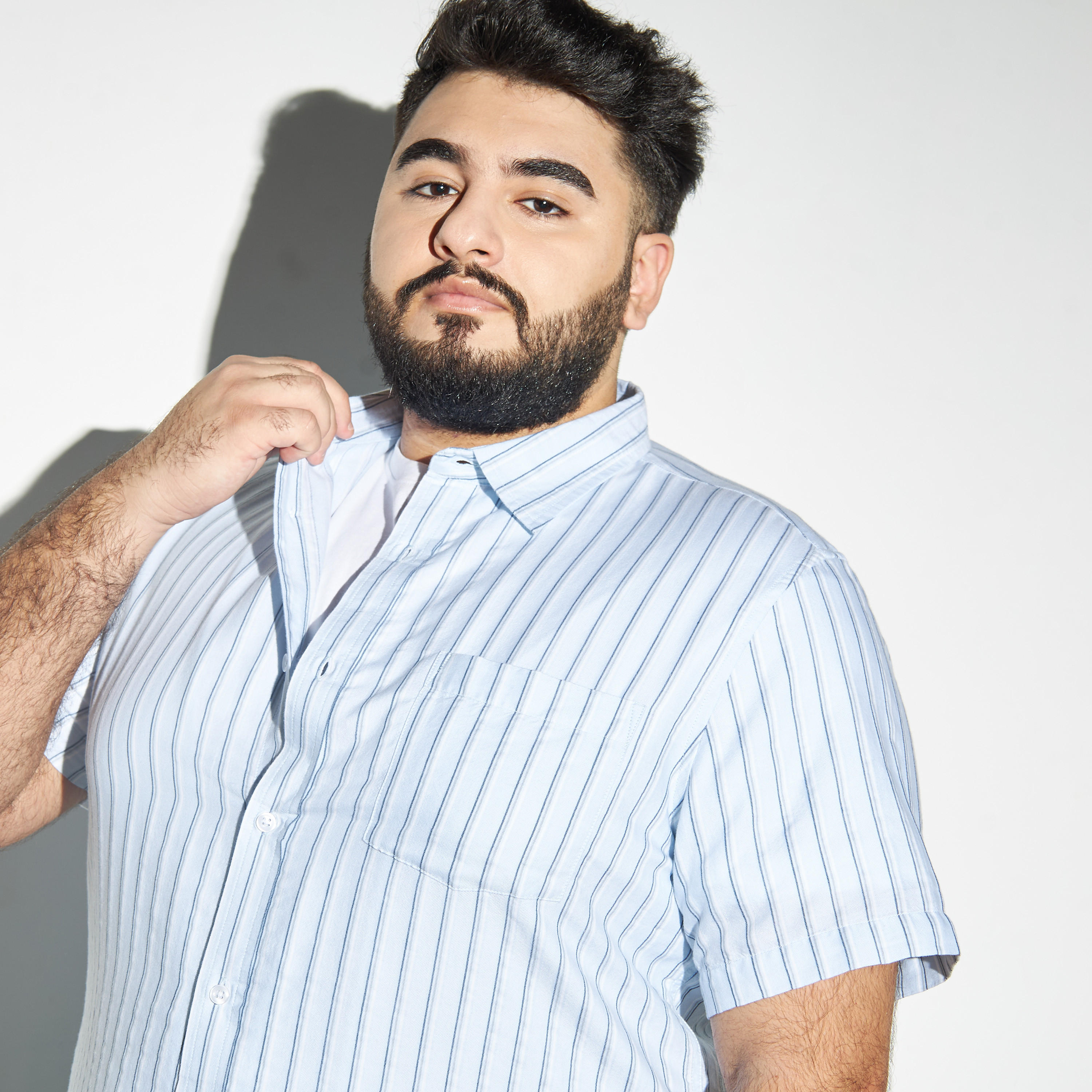 قميص مخطط مقاس كبير بأكمام قصيرة وجيب على الصدر-men-clothing-shirts-image-4