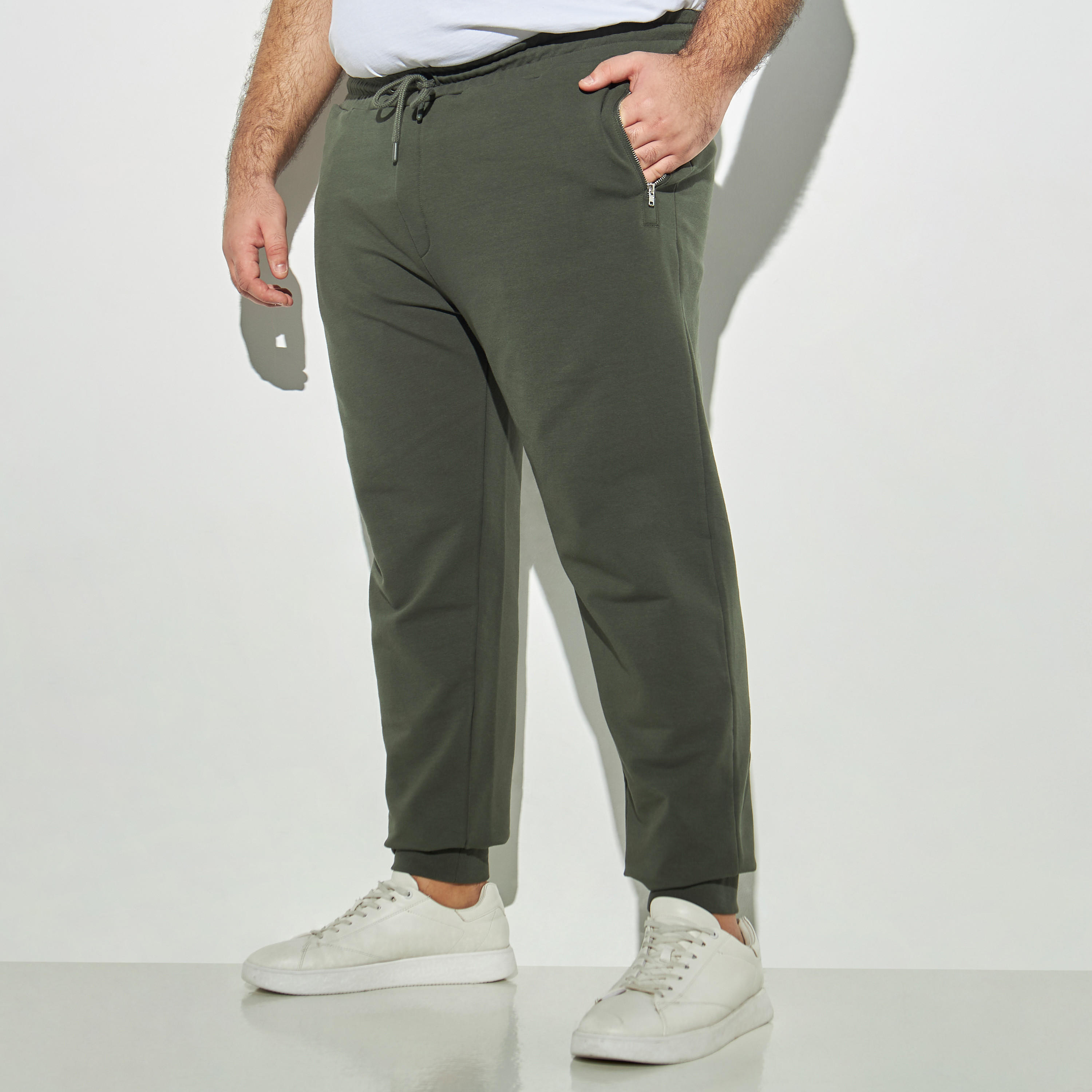 بنطلون رياضي سادة مقاس كبير برباط إغلاق وجيوب-men-clothing-bottoms-joggers-image-4