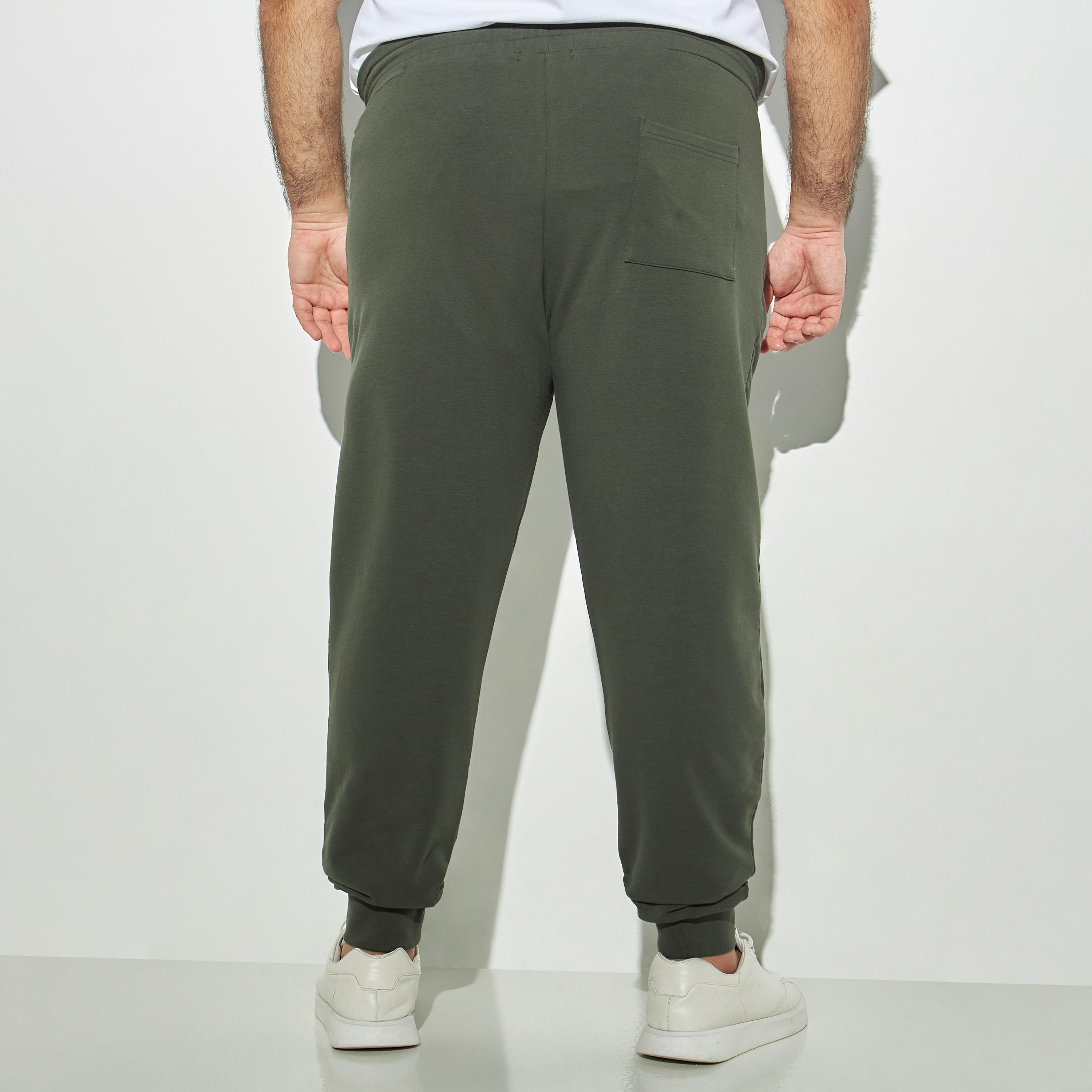 بنطلون رياضي سادة مقاس كبير برباط إغلاق وجيوب-men-clothing-bottoms-joggers-image-2