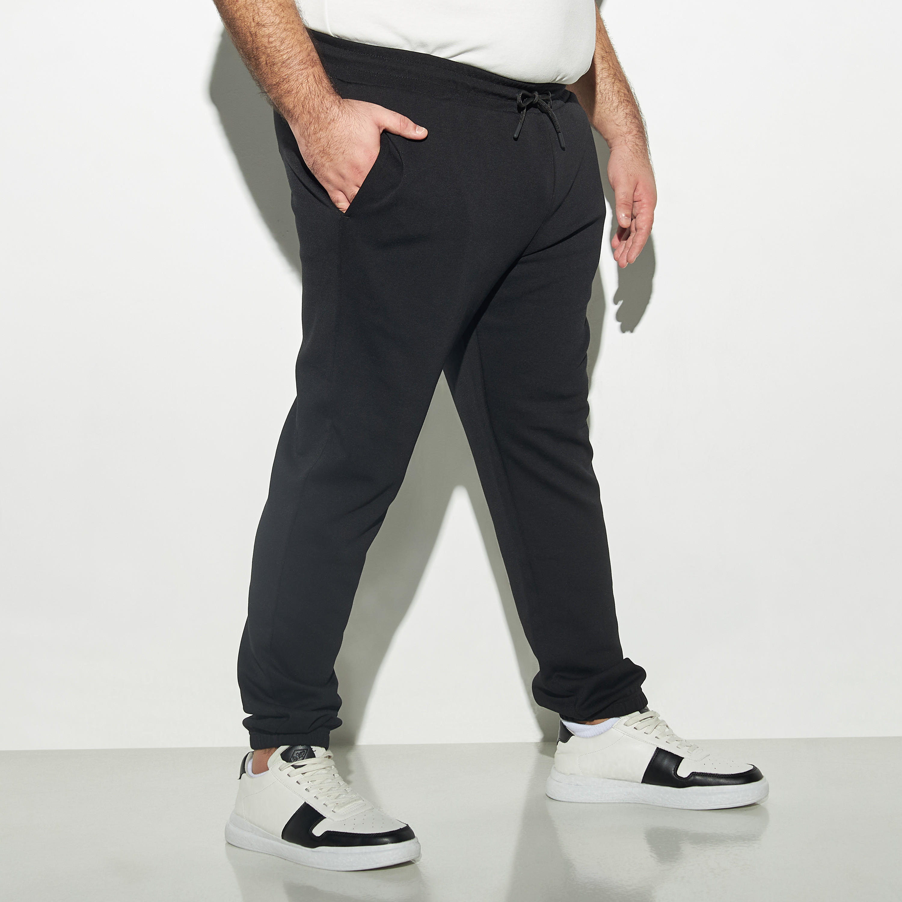 بنطلون رياضي مقاس كبير سادة بجيوب وإغلاق برباط-men-clothing-bottoms-joggers-image-4
