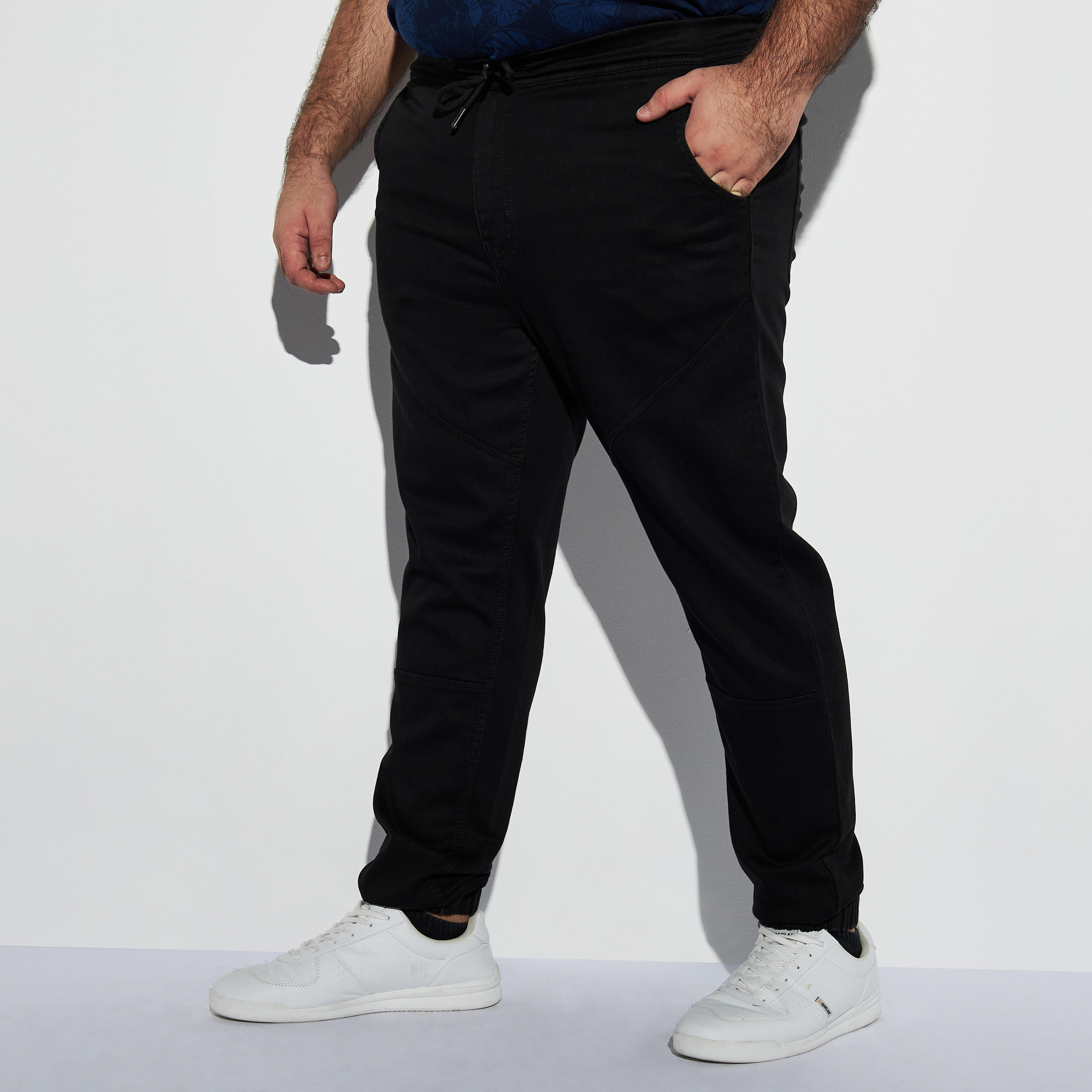 بنطلون مقاس كبير بقصة مريحة وجيوب وتصاميم مغايرة-men-clothing-bottoms-trousersandchinos-trousers-image-1