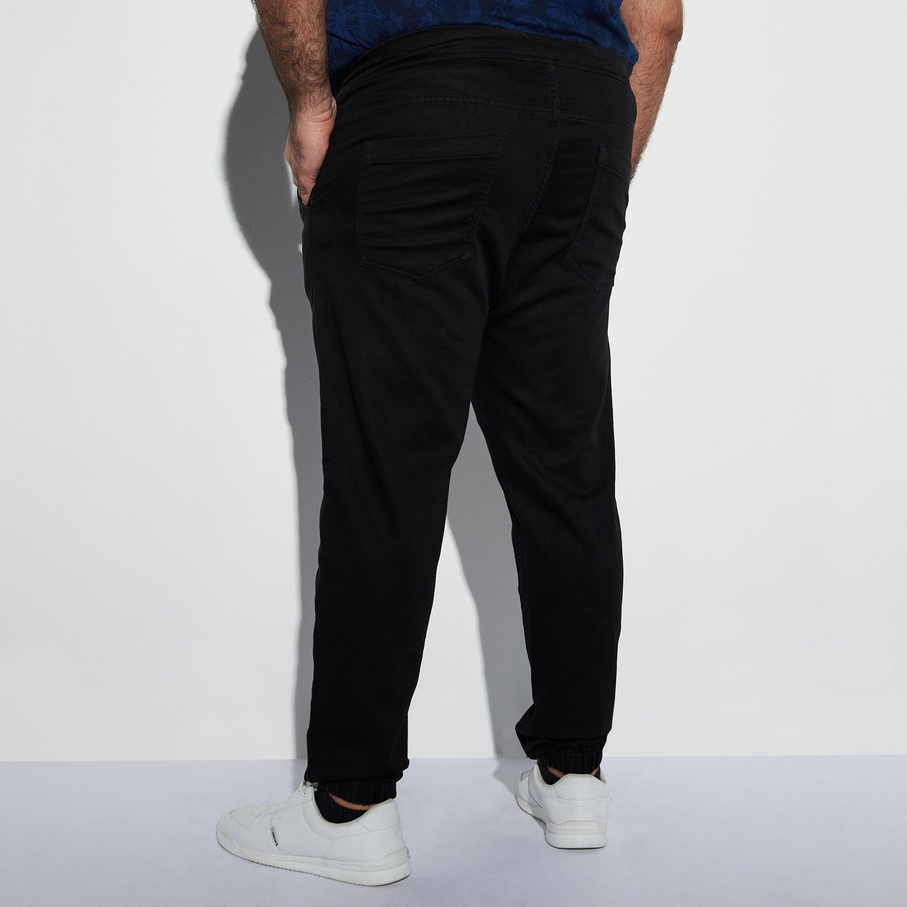 بنطلون مقاس كبير بقصة مريحة وجيوب وتصاميم مغايرة-men-clothing-bottoms-trousersandchinos-trousers-image-3