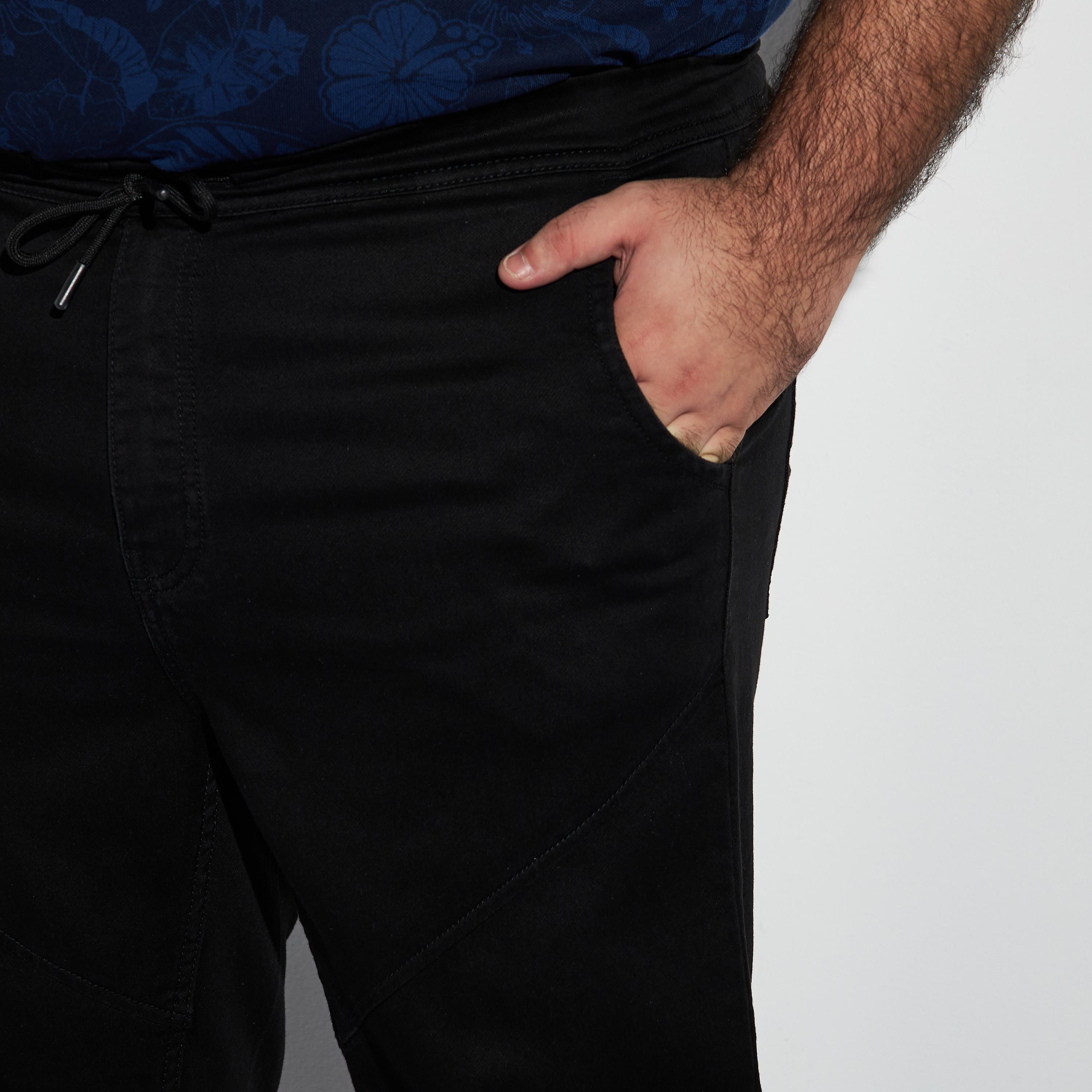 بنطلون مقاس كبير بقصة مريحة وجيوب وتصاميم مغايرة-men-clothing-bottoms-trousersandchinos-trousers-image-4