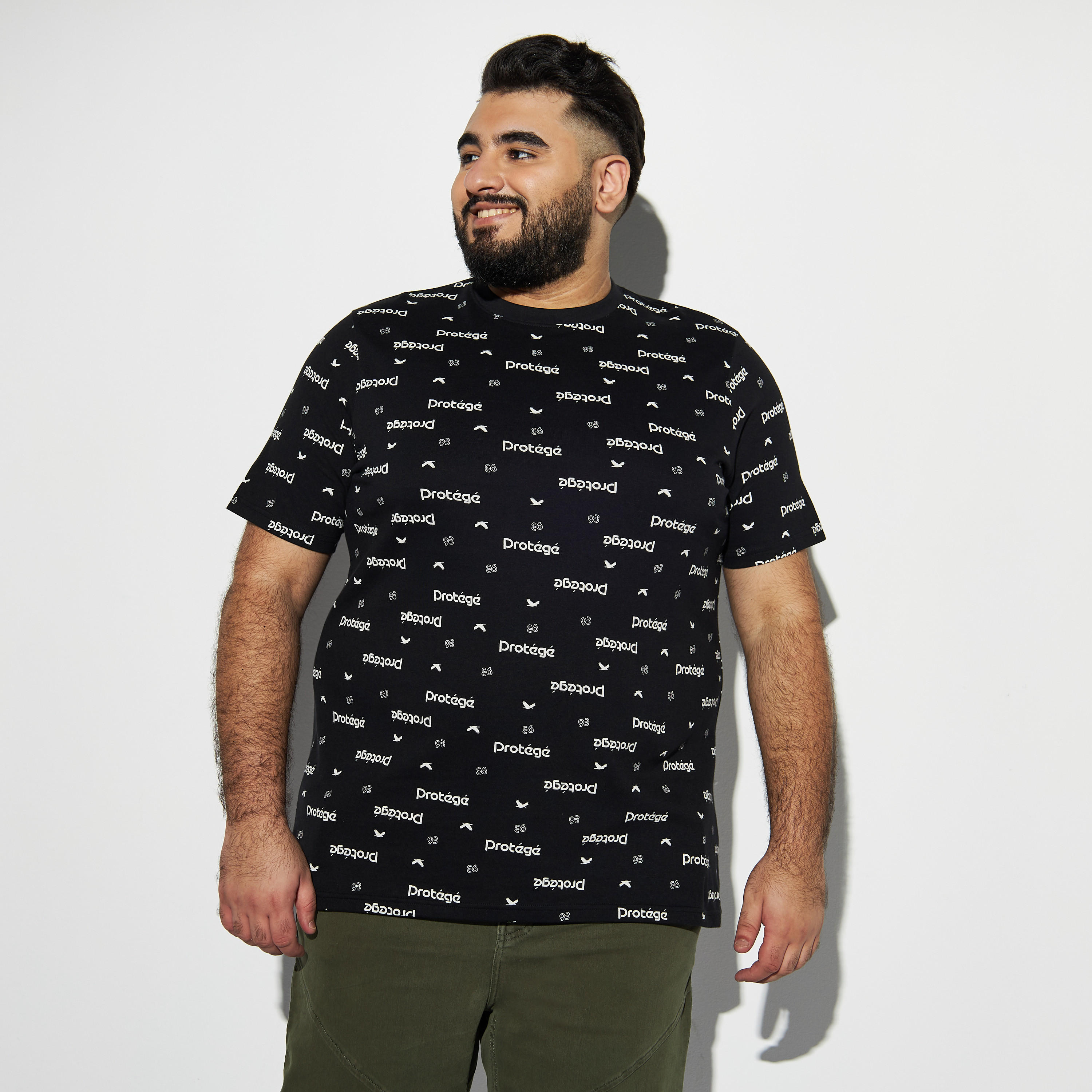 تيشيرت مقاس كبير بياقة ضيقة وأكمام قصيرة وطبعات-men-clothing-tshirtsandpolos-tshirts-image-1