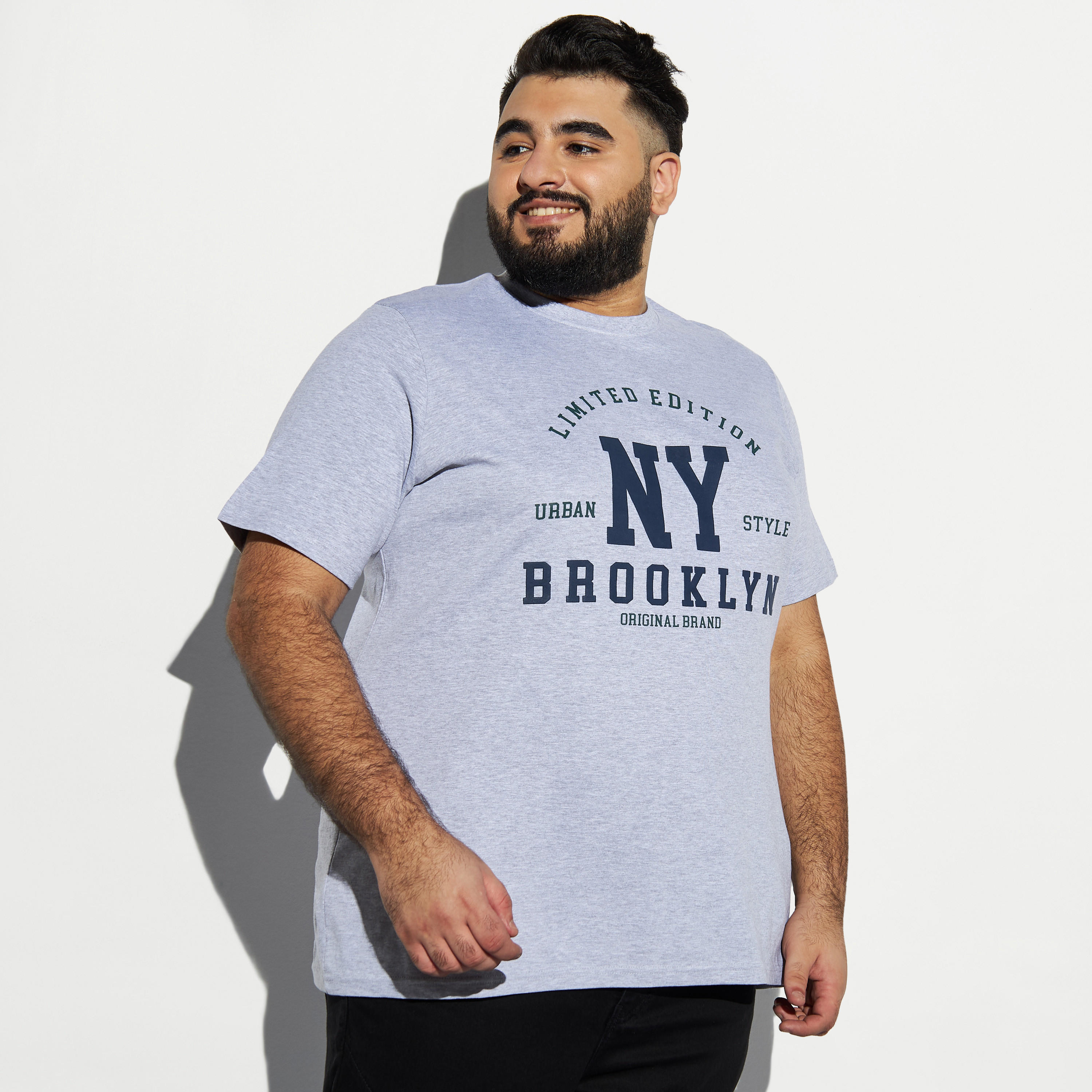 تيشيرت مقاس واسع بأكمام قصيرة وياقة ضيقة وطبعات تايبوجرافيك-men-clothing-tshirtsandpolos-tshirts-image-1