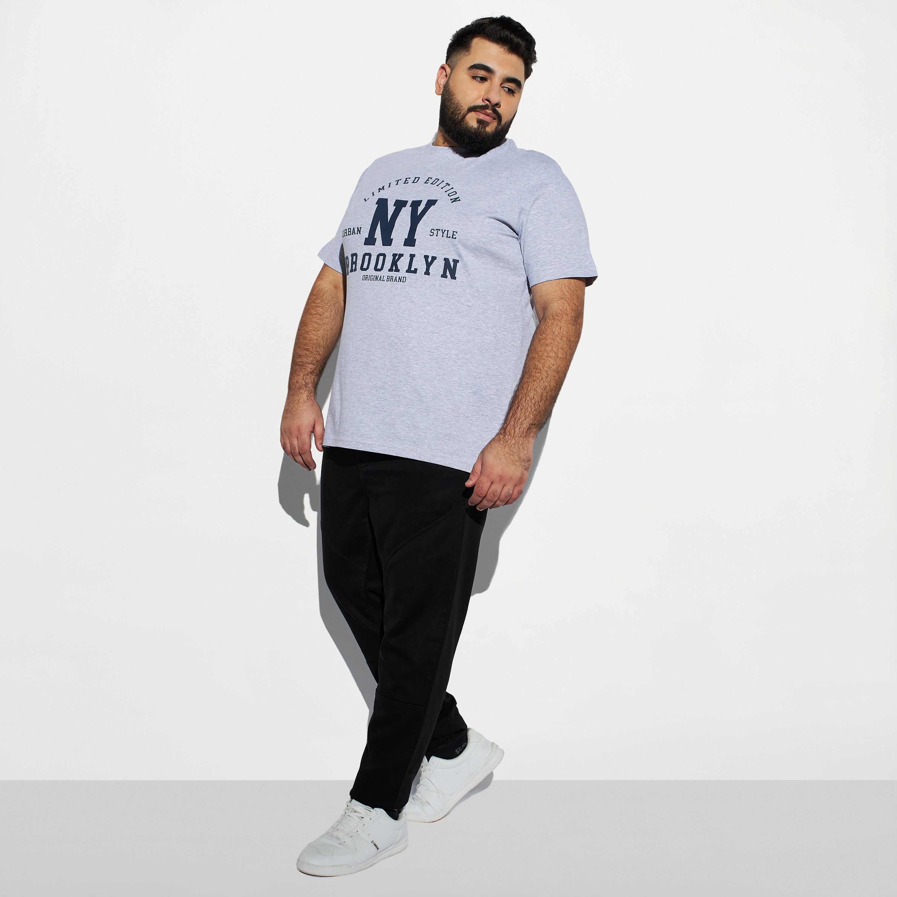 تيشيرت مقاس واسع بأكمام قصيرة وياقة ضيقة وطبعات تايبوجرافيك-men-clothing-tshirtsandpolos-tshirts-image-2