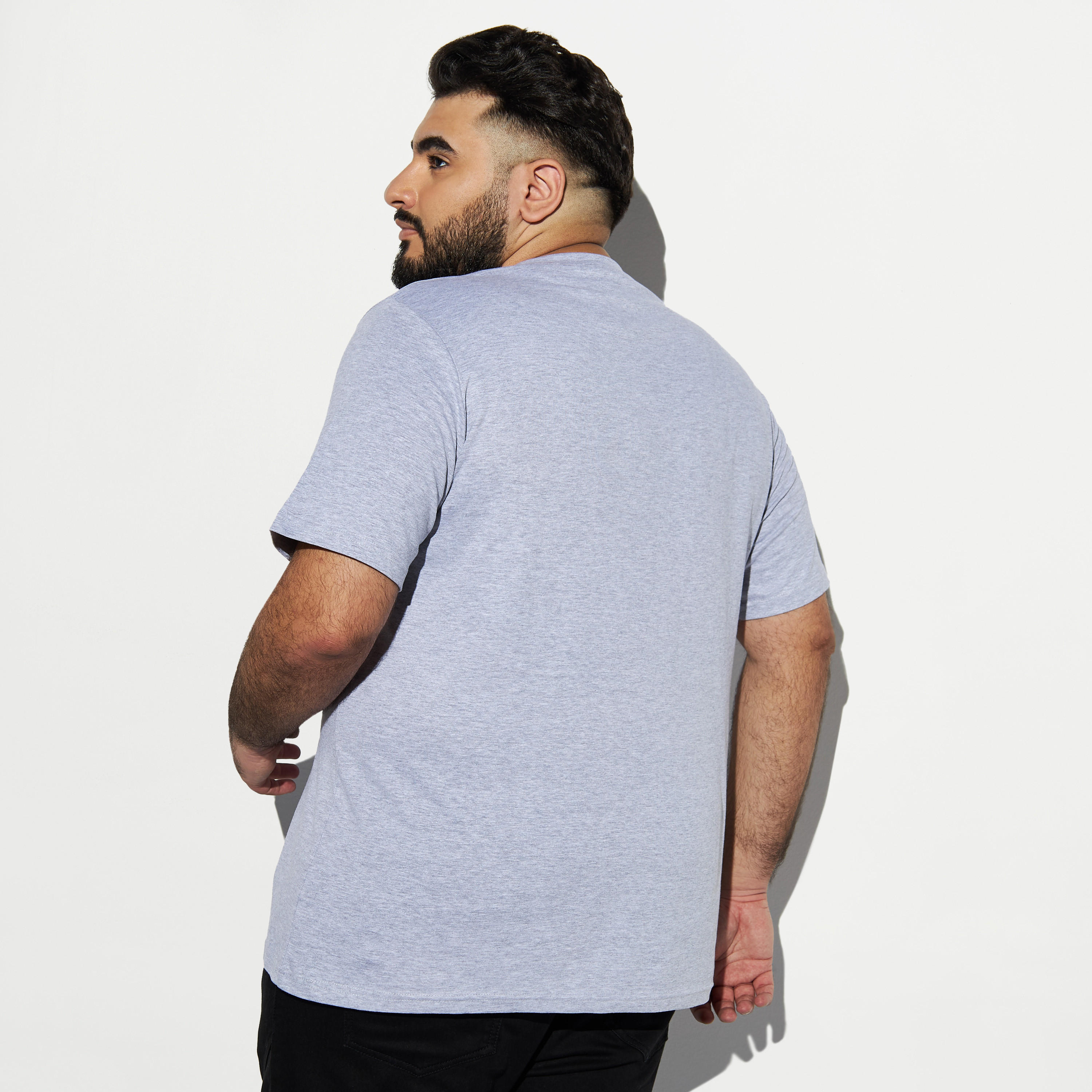 تيشيرت مقاس واسع بأكمام قصيرة وياقة ضيقة وطبعات تايبوجرافيك-men-clothing-tshirtsandpolos-tshirts-image-3