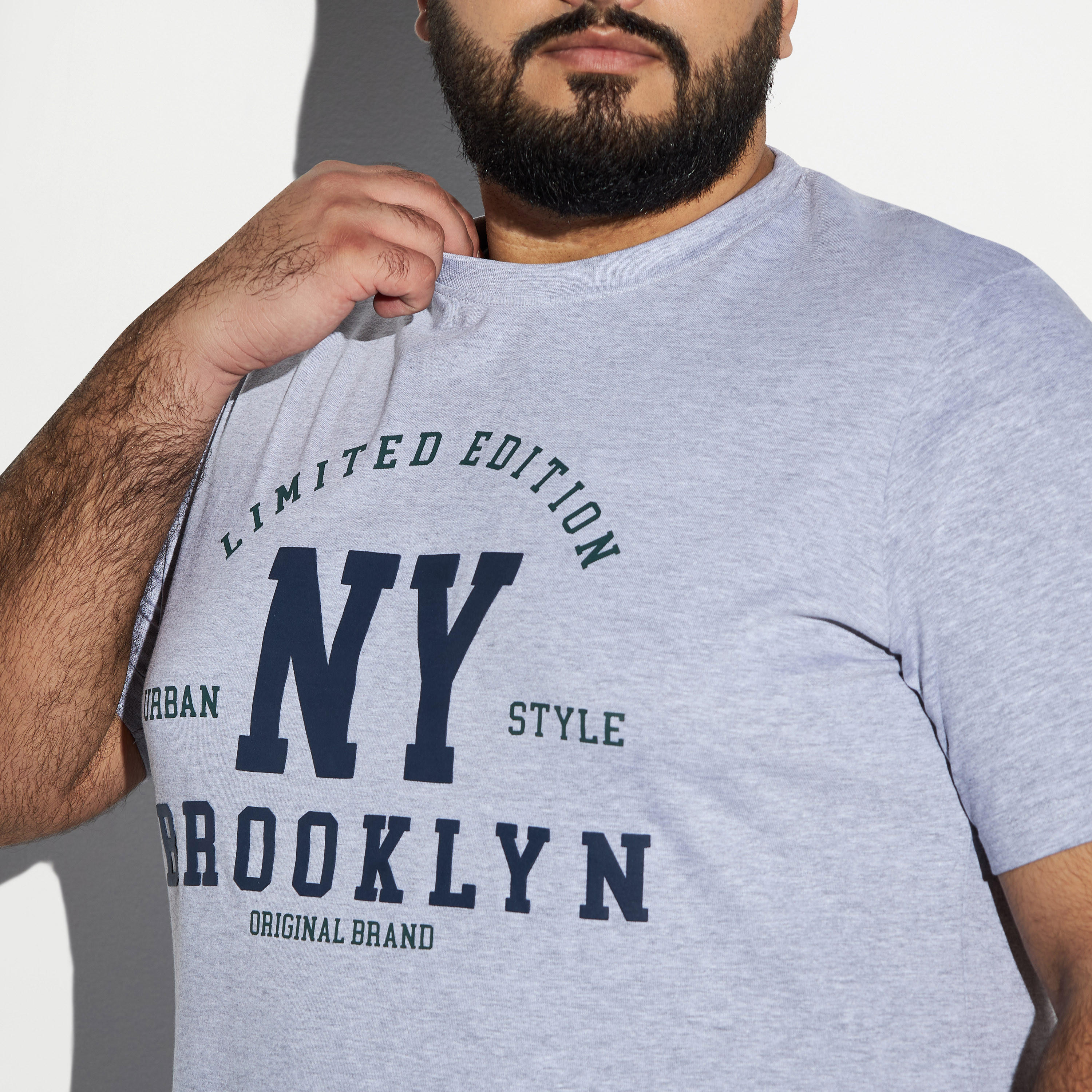 تيشيرت مقاس واسع بأكمام قصيرة وياقة ضيقة وطبعات تايبوجرافيك-men-clothing-tshirtsandpolos-tshirts-image-4