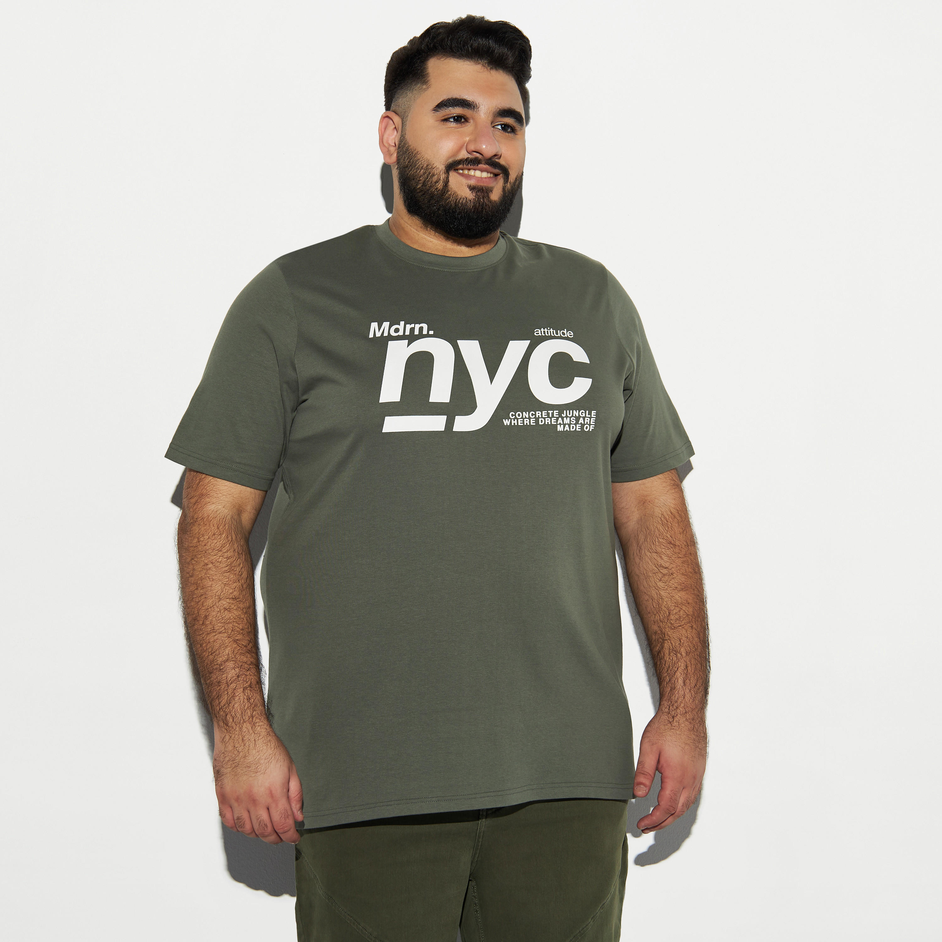 تيشيرت مقاس واسع بأكمام قصيرة وياقة ضيقة وطبعات تايبوجرافيك-men-clothing-tshirtsandpolos-tshirts-image-1