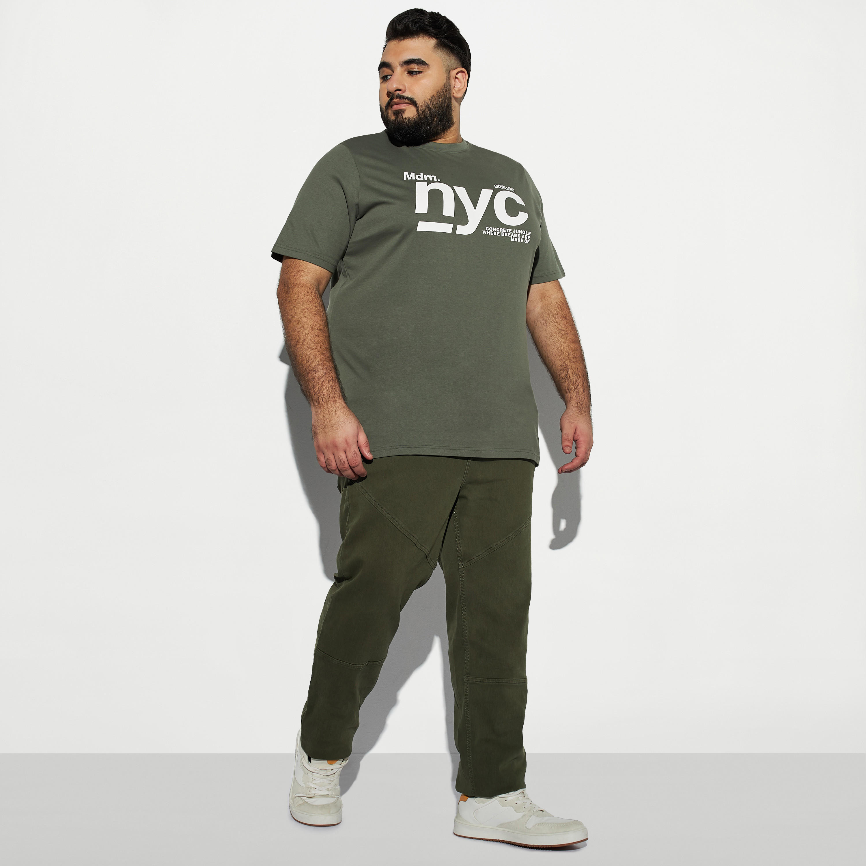تيشيرت مقاس واسع بأكمام قصيرة وياقة ضيقة وطبعات تايبوجرافيك-men-clothing-tshirtsandpolos-tshirts-image-2