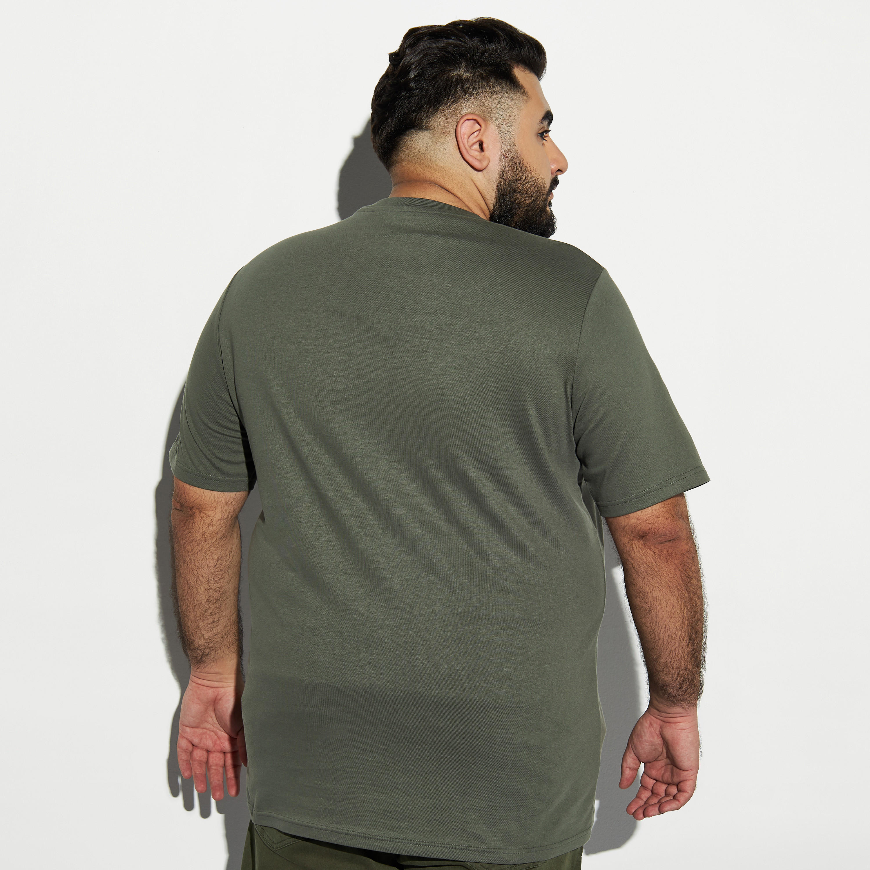 تيشيرت مقاس واسع بأكمام قصيرة وياقة ضيقة وطبعات تايبوجرافيك-men-clothing-tshirtsandpolos-tshirts-image-3