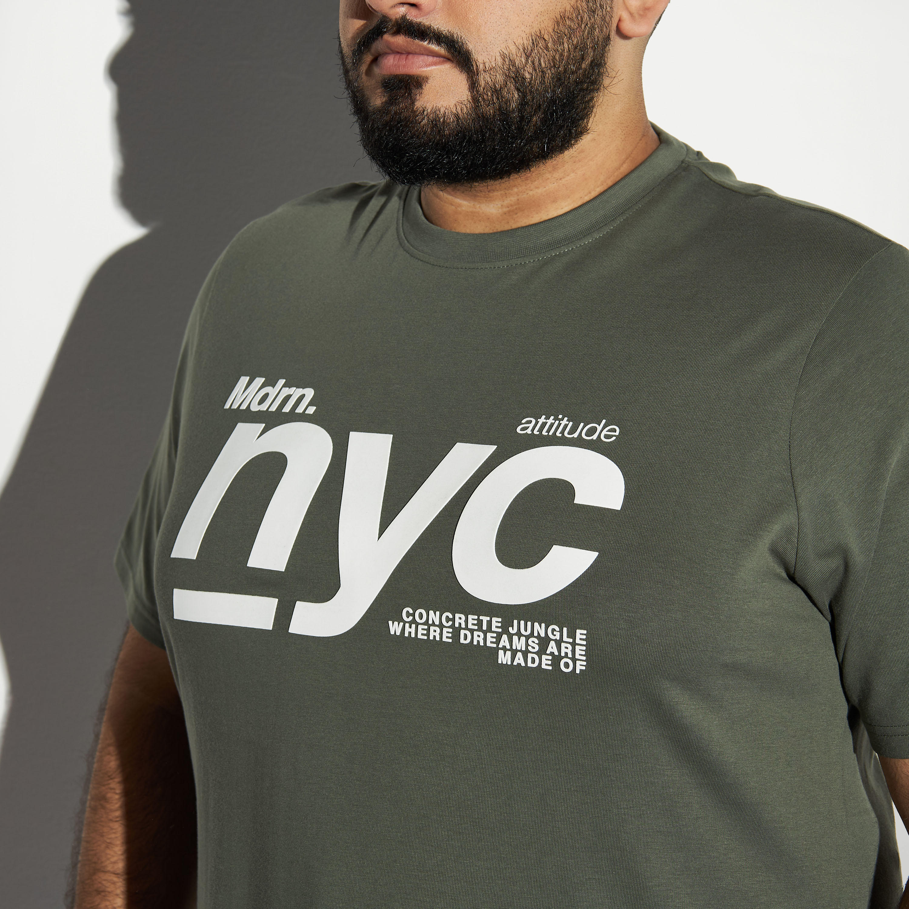 تيشيرت مقاس واسع بأكمام قصيرة وياقة ضيقة وطبعات تايبوجرافيك-men-clothing-tshirtsandpolos-tshirts-image-4