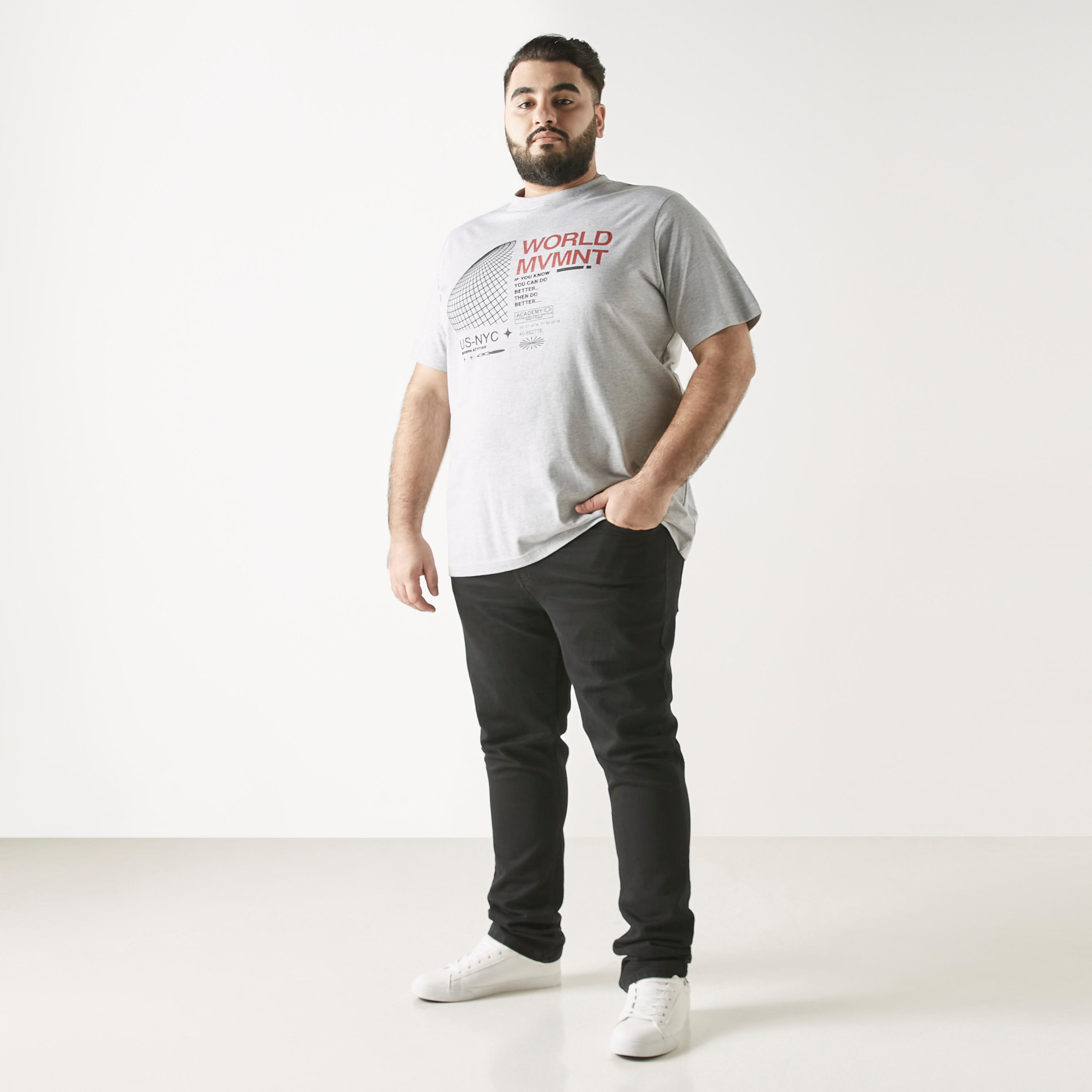 تيشيرت مقاس كبير بياقة ضيّقة وأكمام قصيرة وطبعات جرافيك-men-clothing-tshirtsandpolos-tshirts-image-2