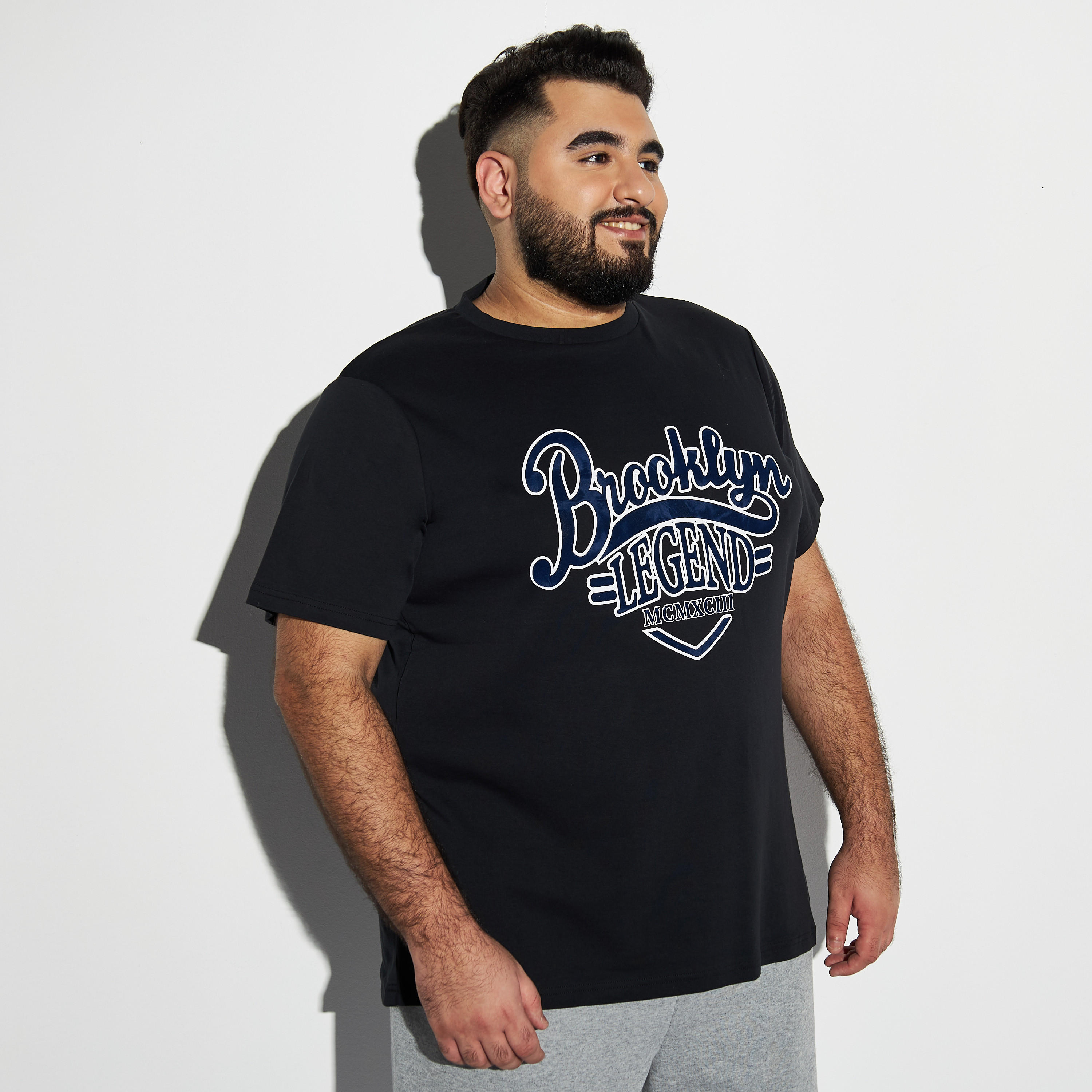 تيشيرت مقاس كبير بياقة ضيّقة وأكمام قصيرة وطبعات-men-clothing-tshirtsandpolos-tshirts-image-4