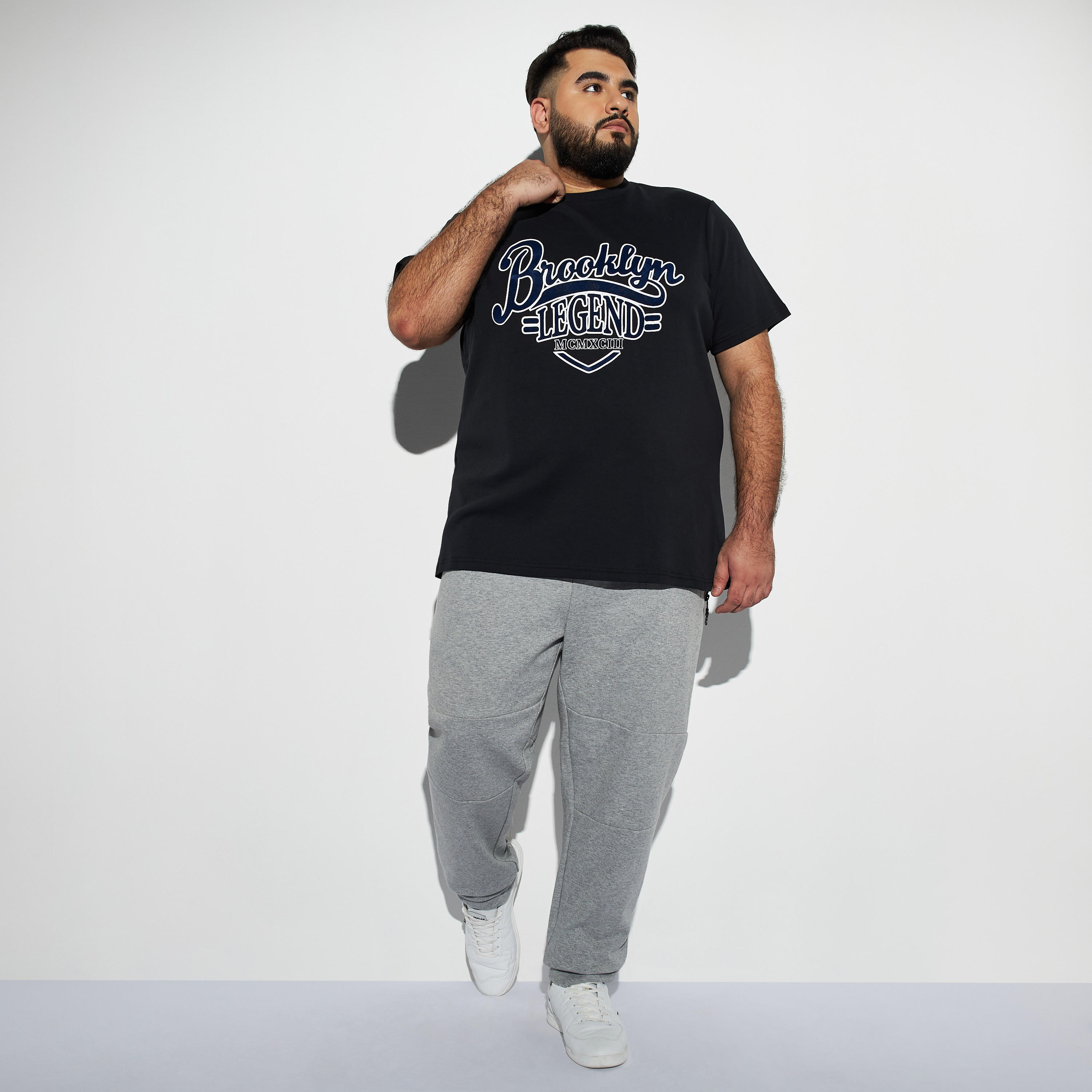 تيشيرت مقاس كبير بياقة ضيّقة وأكمام قصيرة وطبعات-men-clothing-tshirtsandpolos-tshirts-image-3
