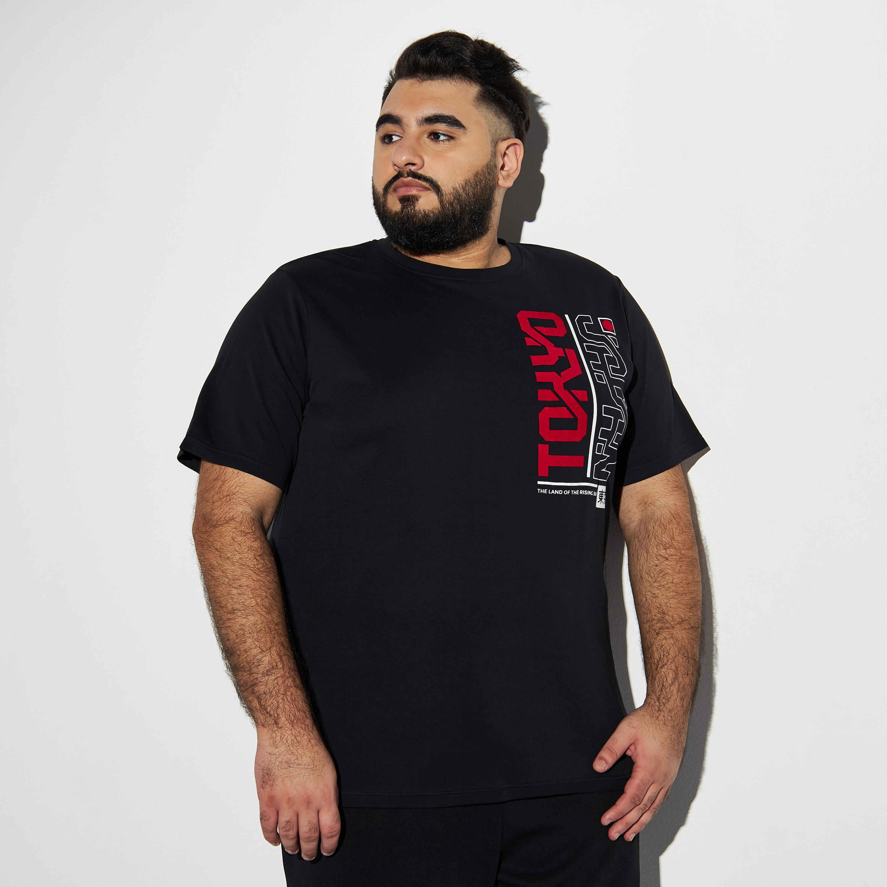تيشيرت مقاس كبير بياقة ضيّقة وأكمام قصيرة وطبعات-men-clothing-tshirtsandpolos-tshirts-image-2